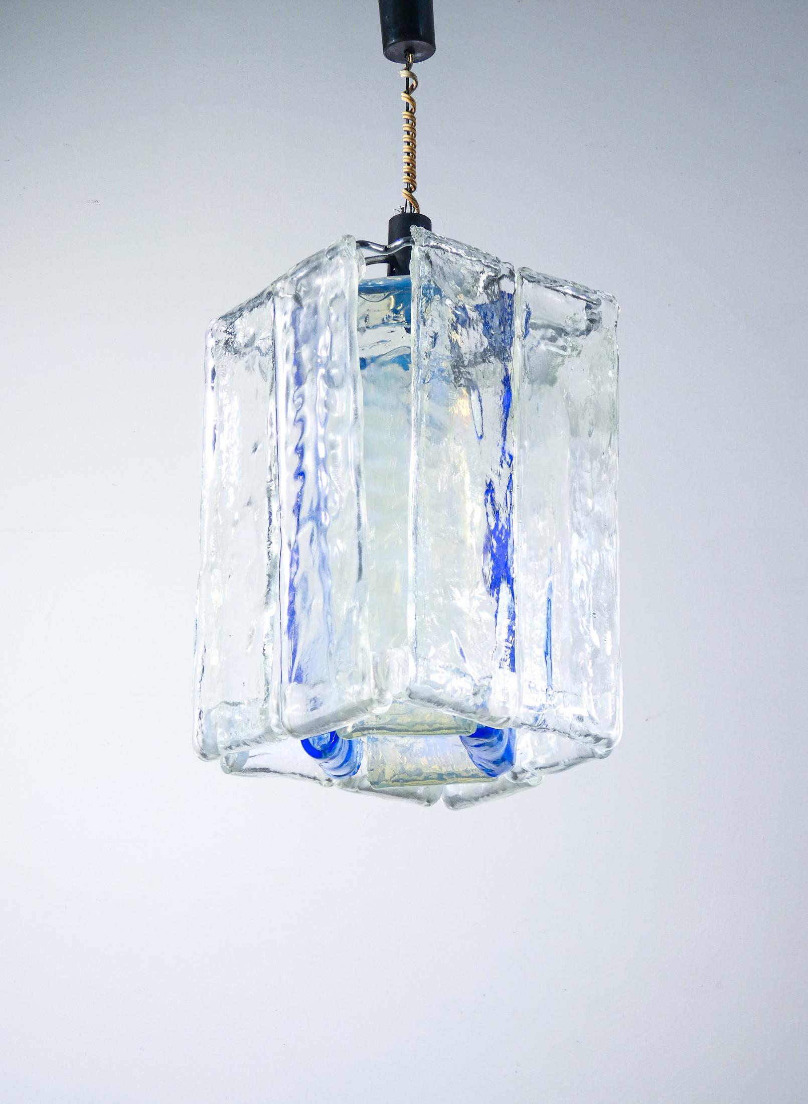 Chandelier
design F.lli TOSO,
with diffuser elements
glass sectionals
blown in three colors.

ORIGIN
Murano, Italy

PERIOD
1970 ca.

DESIGNER
F.lli TOSO

MATERIALS
Metal frame, blown glass diffuser elements in three colors: clear, iridescent and