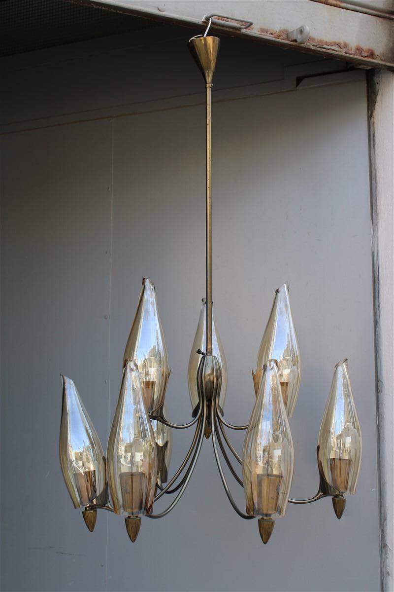 Lamapdario molto Elegante realizzato in Ottone e vetro negli anni 1950 attribuito alla manifattura di Arredoluce.