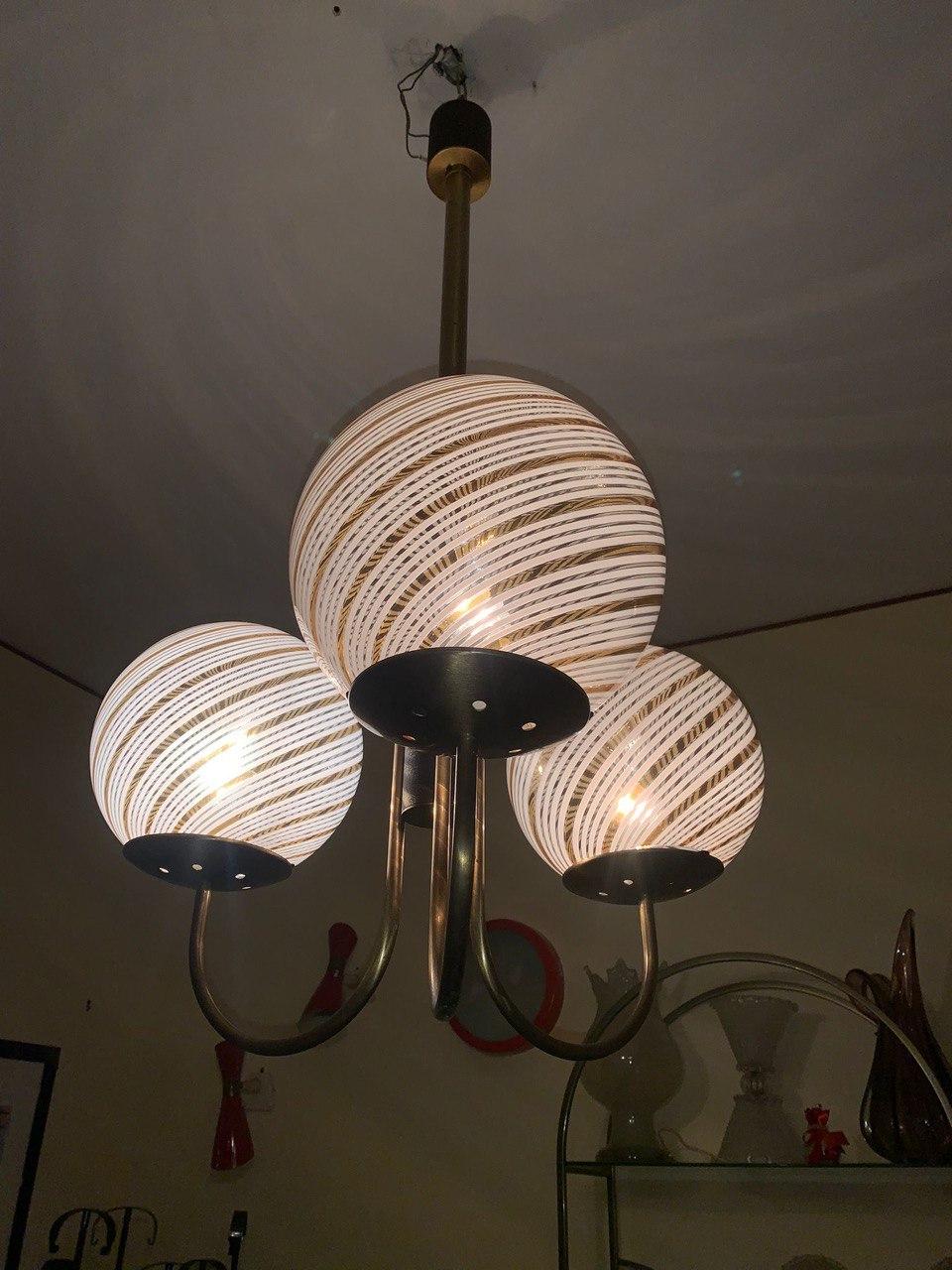 Hand-Crafted Lampadario di Paolo Venini con vetri Murano lavorati a filigrana, 1970 For Sale