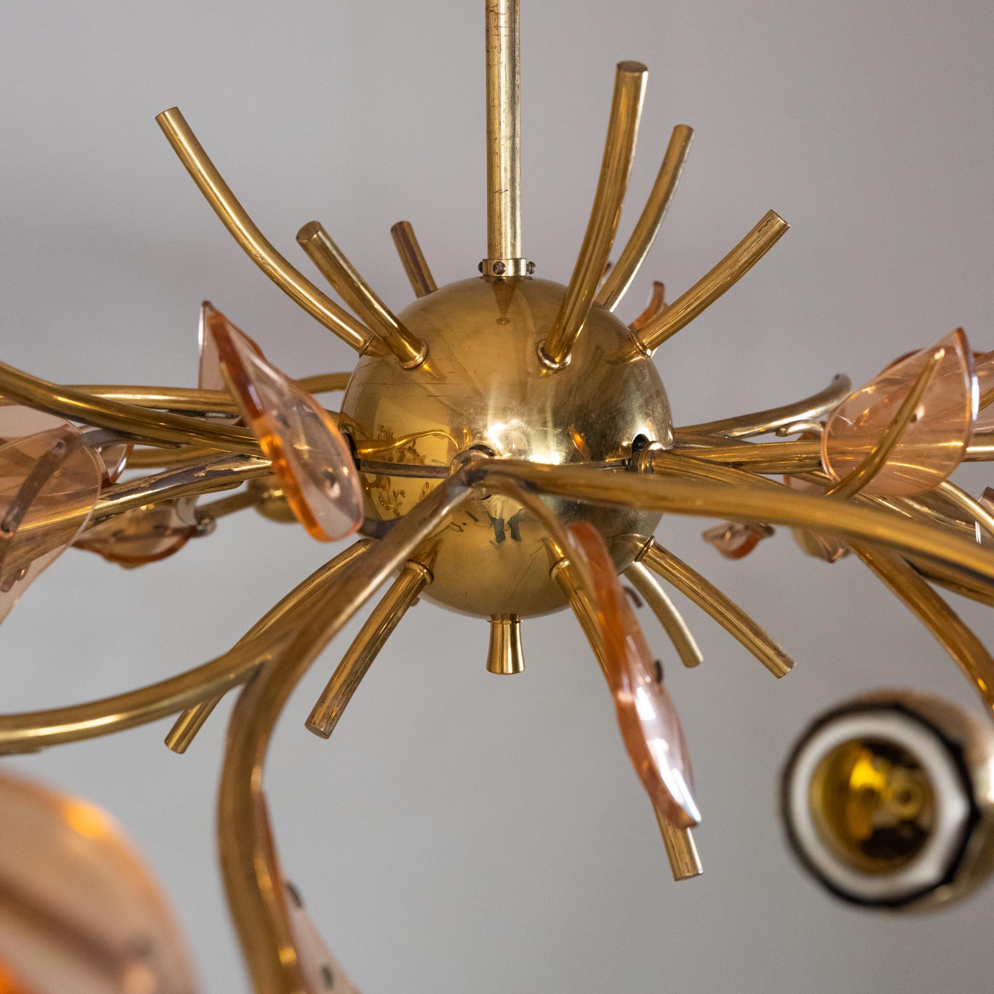 Araña de latón y 4 apliques con elementos de cristal, 1970 Moderno de mediados de siglo en venta