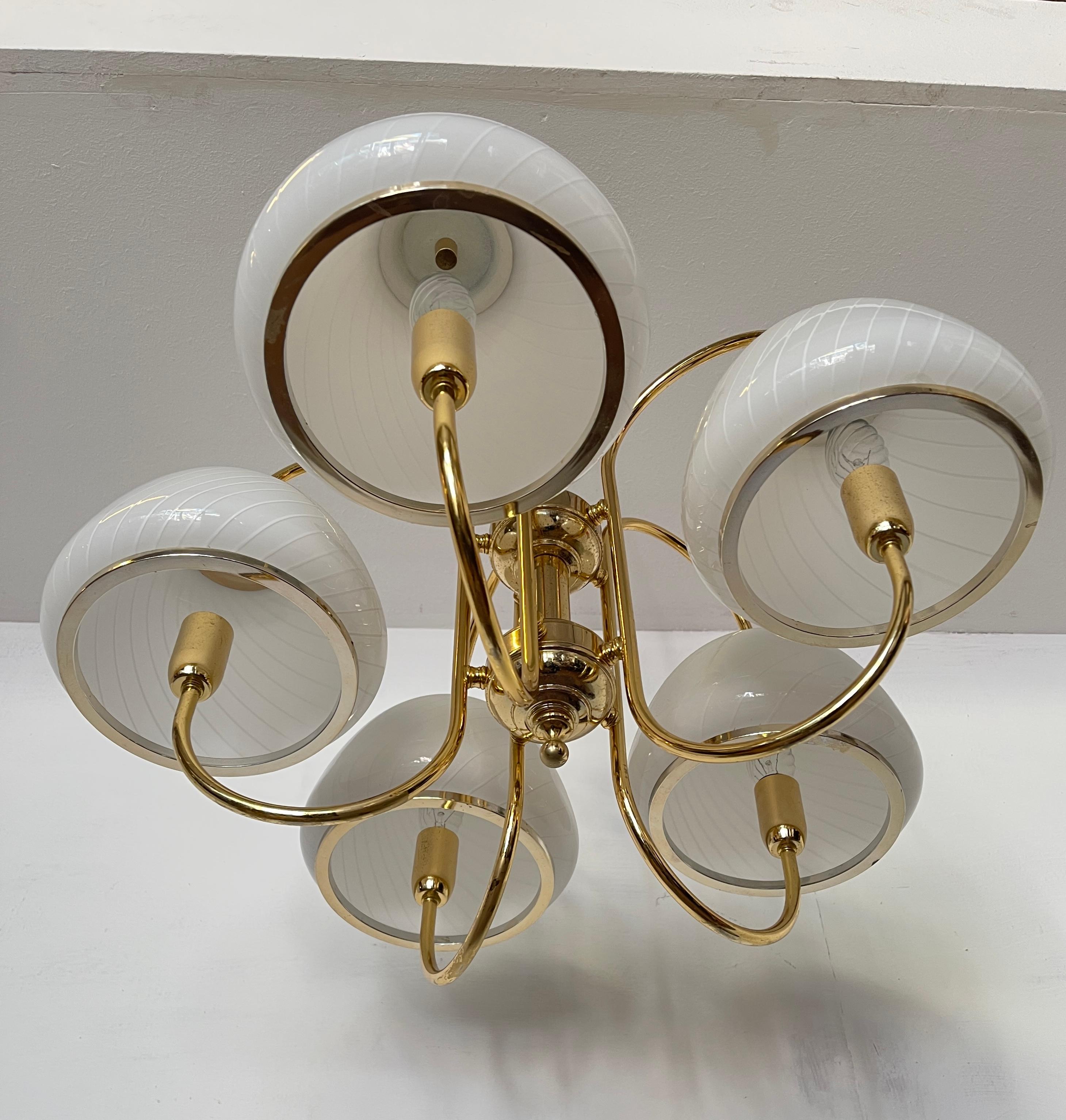 Lampadario elegante in stile italiani anni '80, sei bracci in ottone lucido In condizioni buone in vendita a Cantù, IT