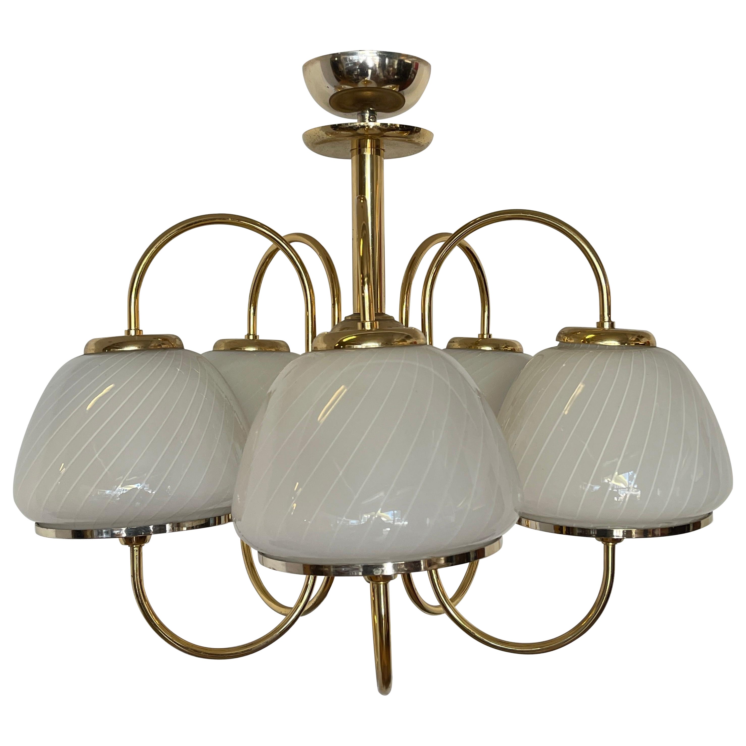 Elegant chandelier in 1980s Italian style, six polished brass arms For Sale