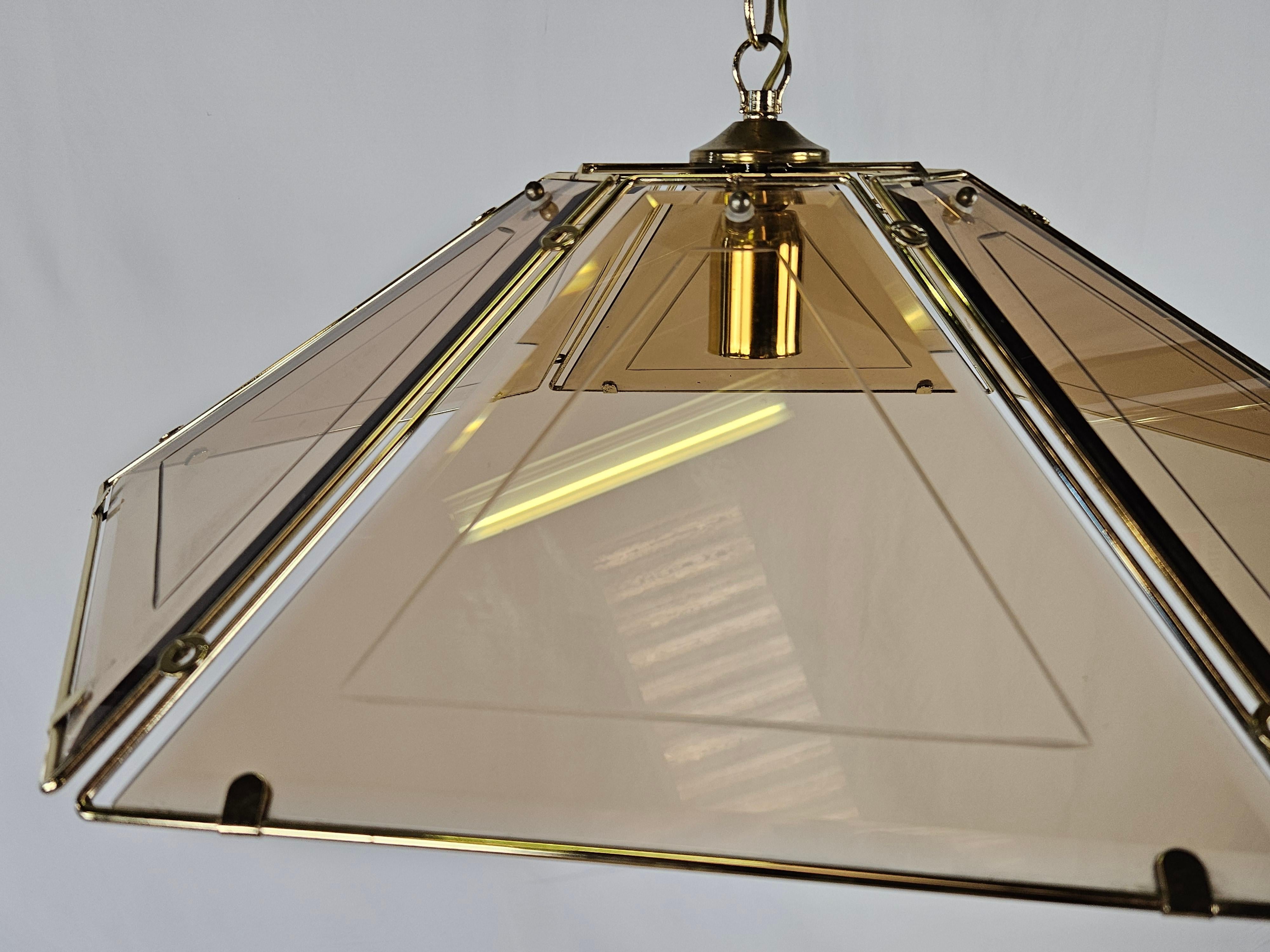 Large and distinctive hexagonal chandelier made of smoked glass and brass, suitable for modern and antique environments.

It lends itself excellently to a kitchen, living room or hall at the entrance.