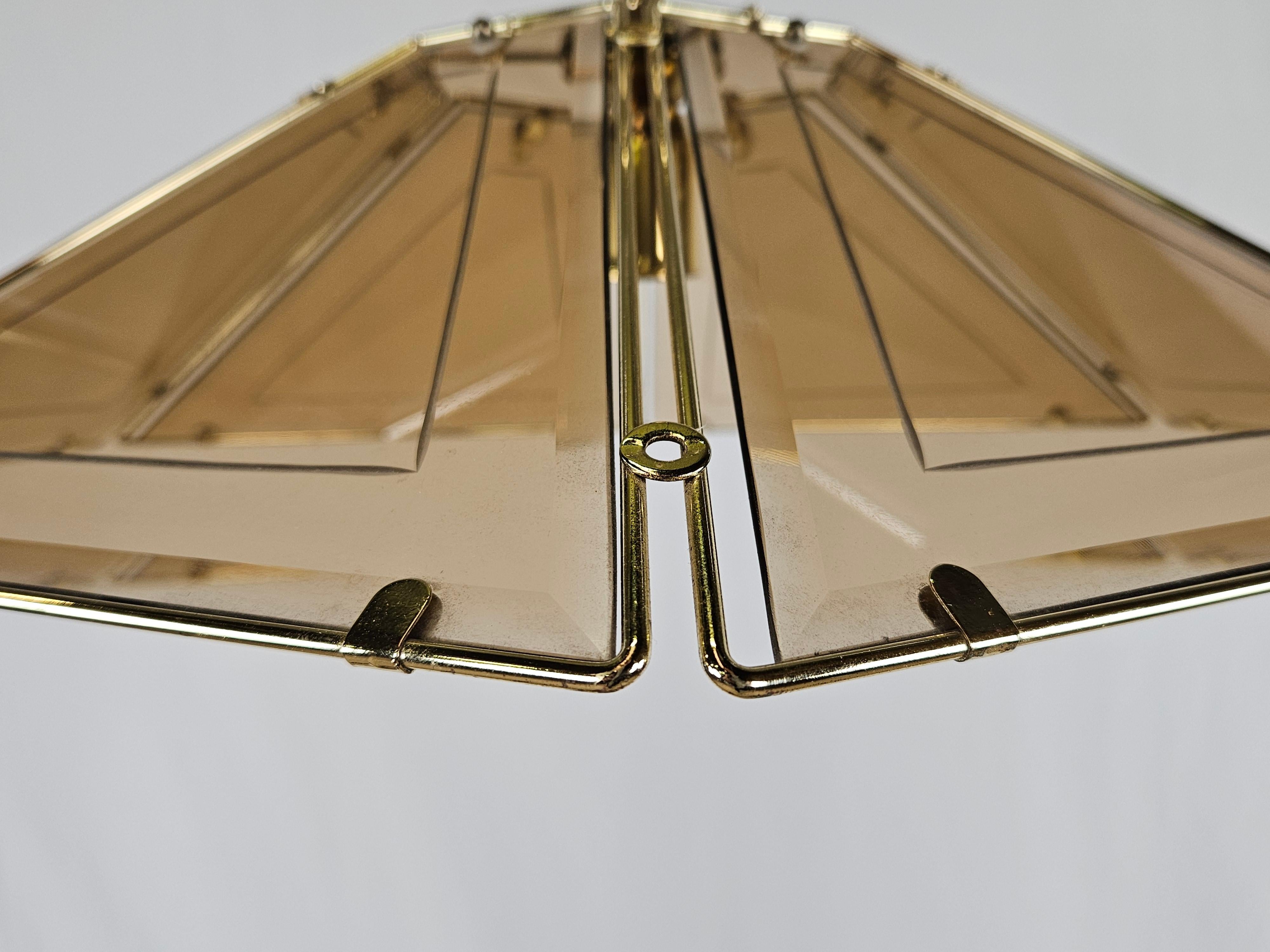 Hexagonal brass and glass chandelier 20th century In Good Condition For Sale In Premariacco, IT