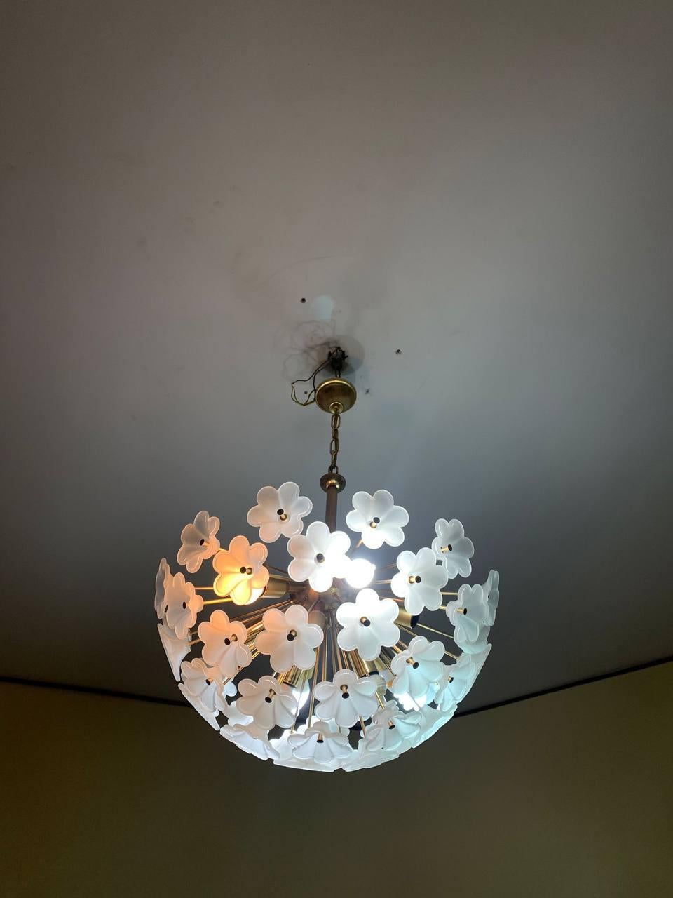Mid-Century Modern Satin-finished Murano Glass sputnik chandelier in the shape of flowers from the 1970s. For Sale