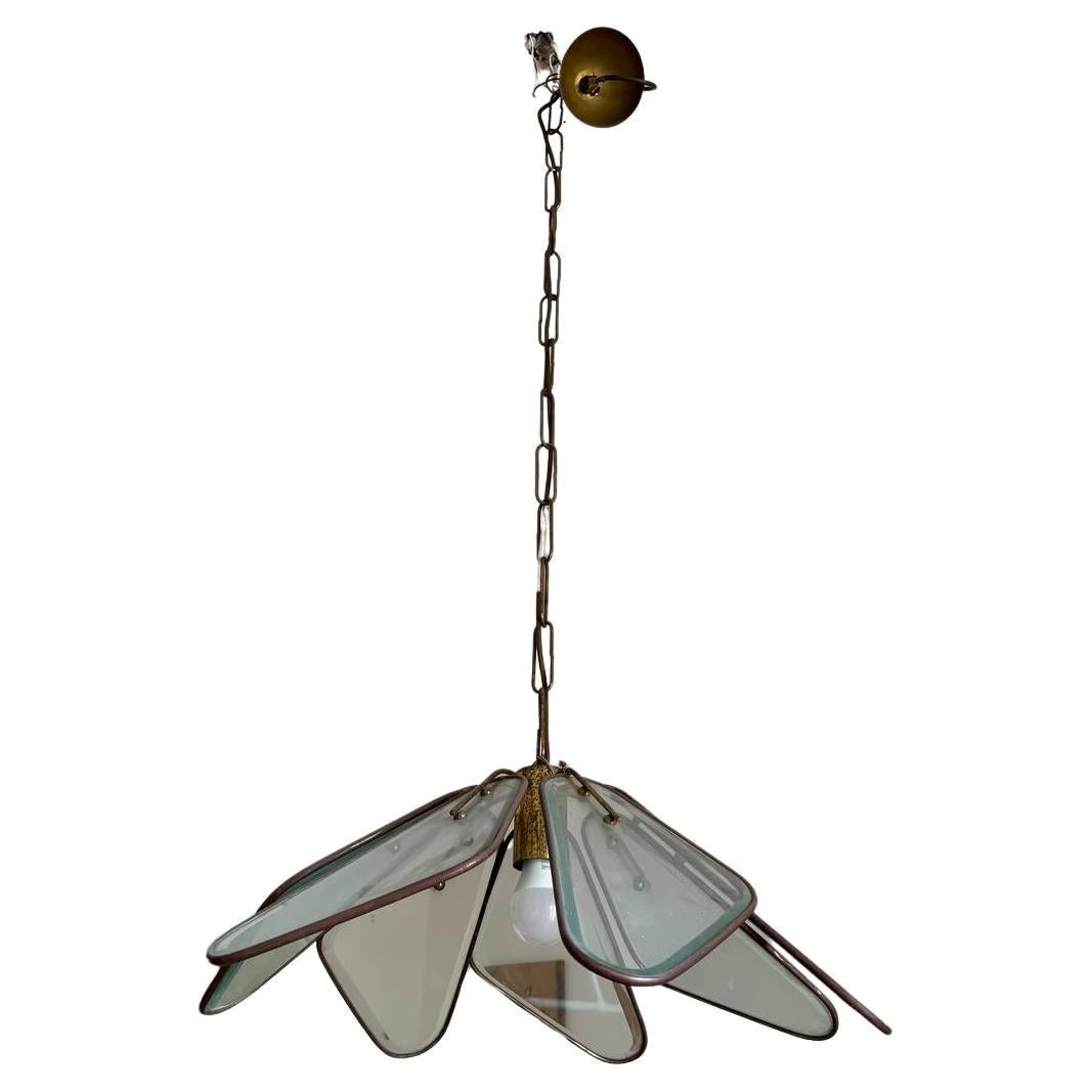 This elegant hanging chandelier, by Fontana Arte and renowned designer Pietro Chiesa, is an exquisite example of 20th-century Italian design. Its frame is made of brass, a noble material that gives the chandelier an aura of refinement and