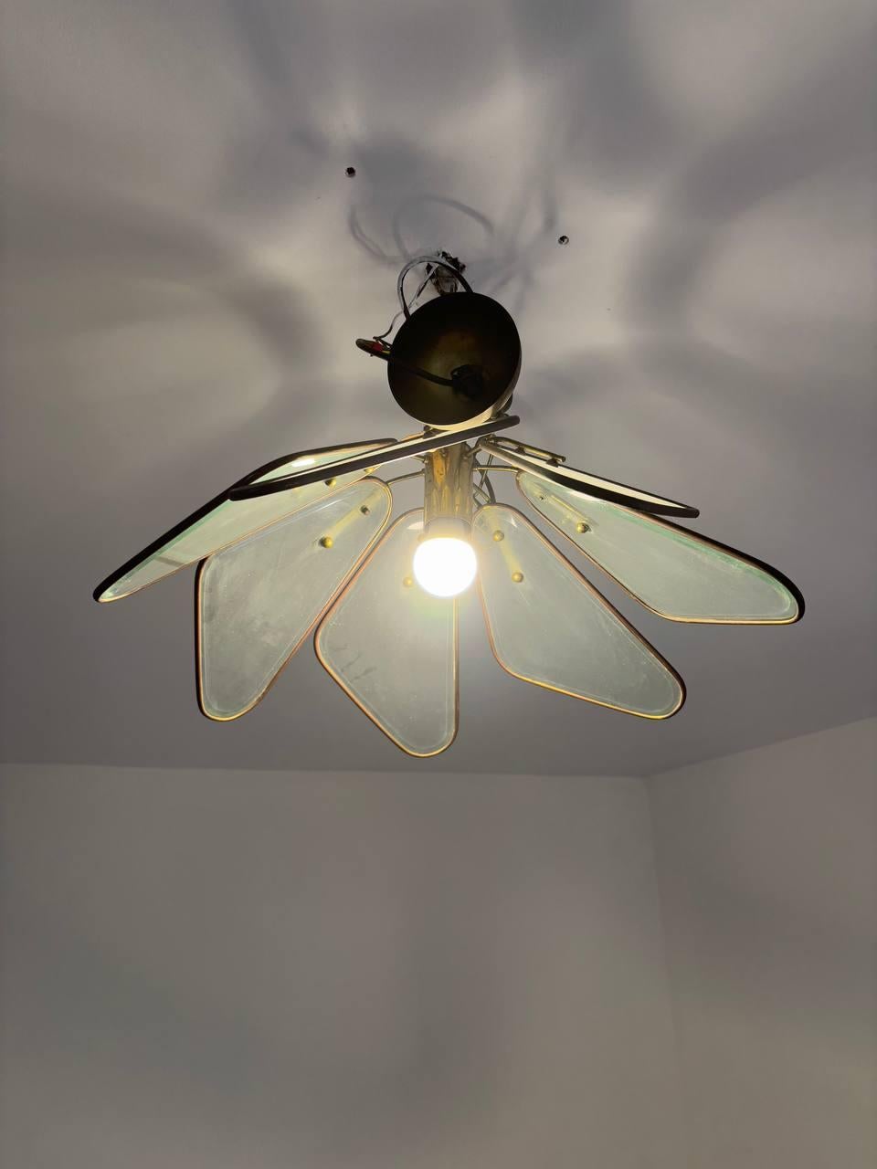 Italian Fontana Arte chandelier for Pietro Chiesa in glass and brass 1950s 20th century For Sale