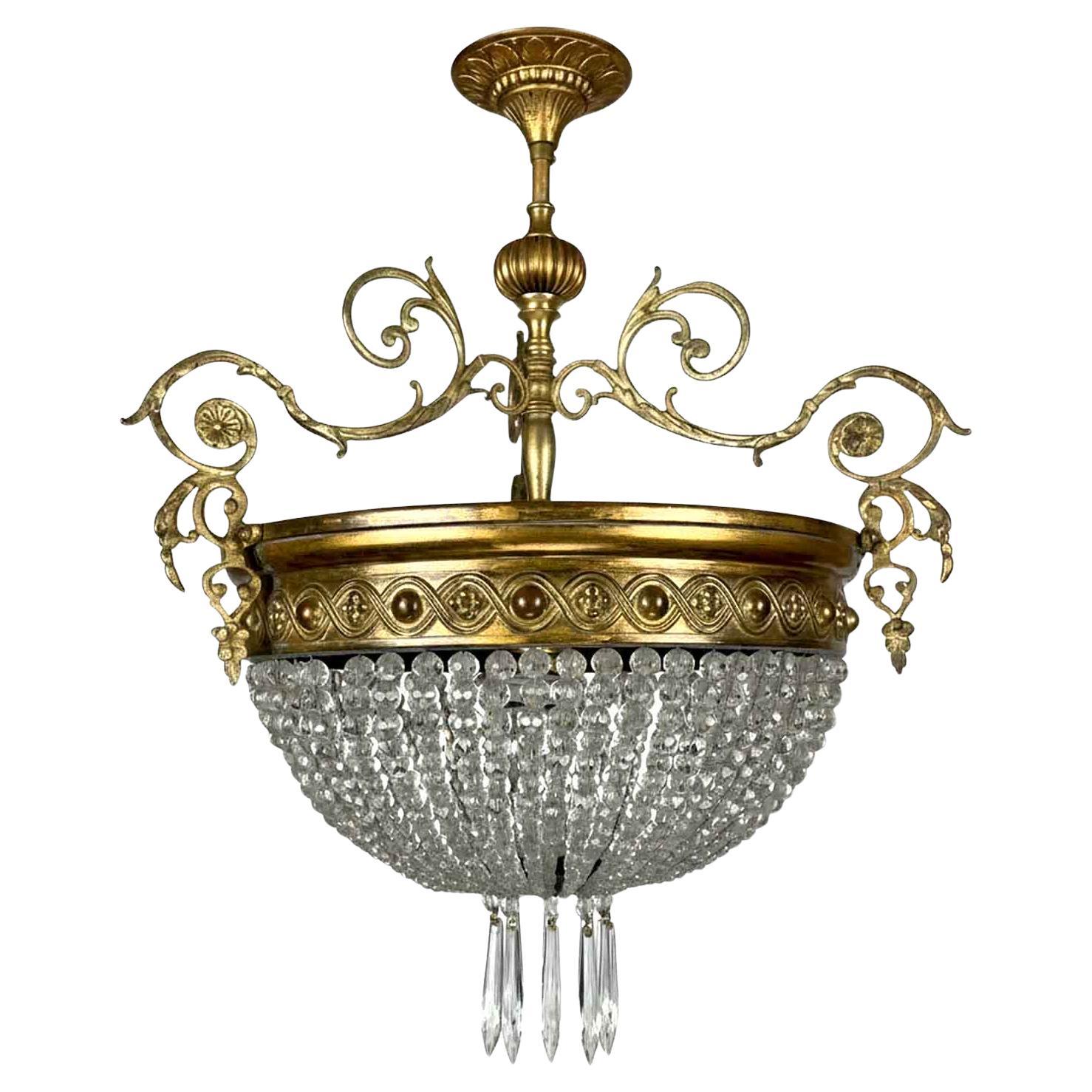 Lampadario Francese Da Ingresso In bronzo E Cristallo Primi 1900 con il corpo riflettente composto da una cupola capovolta di perle inglesi dal diametro digradante. Lampadario Francese Da Ingresso In Ottone E Cristallo realizzato con un nastro