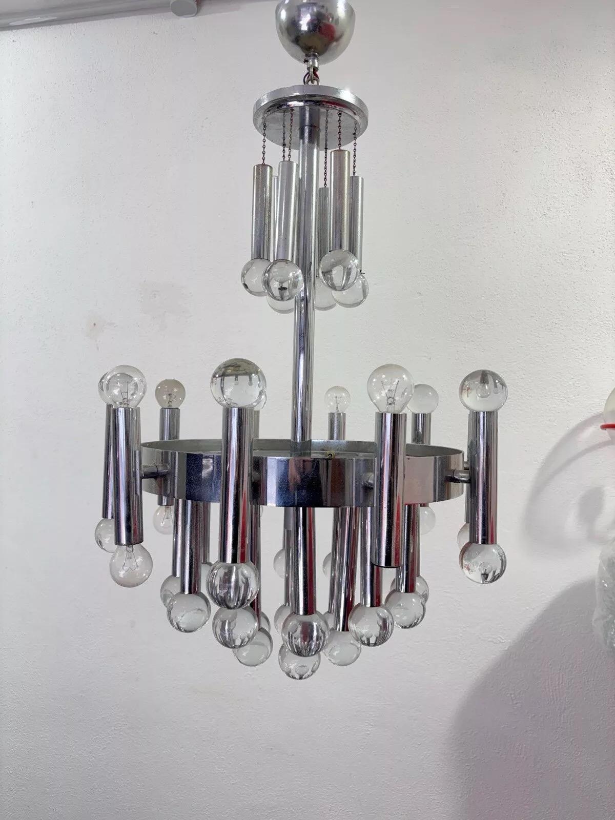 Gaetano Sciolari Lustre à 11 lumières Design moderne des années 1970.



Billes de cristal structure en acier


Mesures :


Hauteur 90 cm

50 cm de diamètre


L'article est en bon état de conservation, il n'y a pas de défauts esthétiques ou