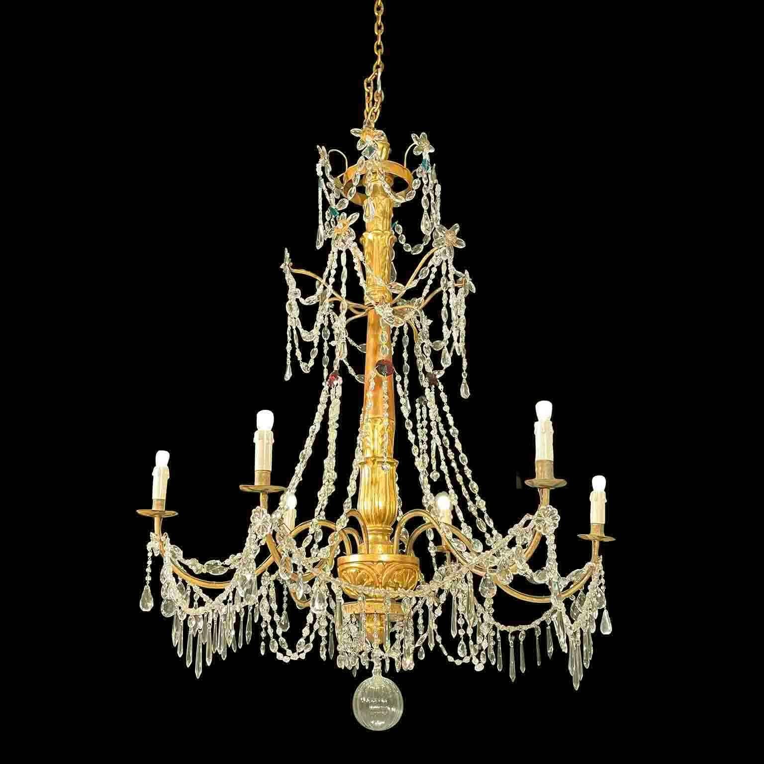 Lampadaire génois Luigi XVI Legno Scolpito e Dorato Fine 1700, come i lampadari nel Palazzo Ducale a Genova. Il se compose d'un fusto central en legno tornito, d'un sostegno intagliato e dorato et de sept bracci curvi in ferro sempre dorati e