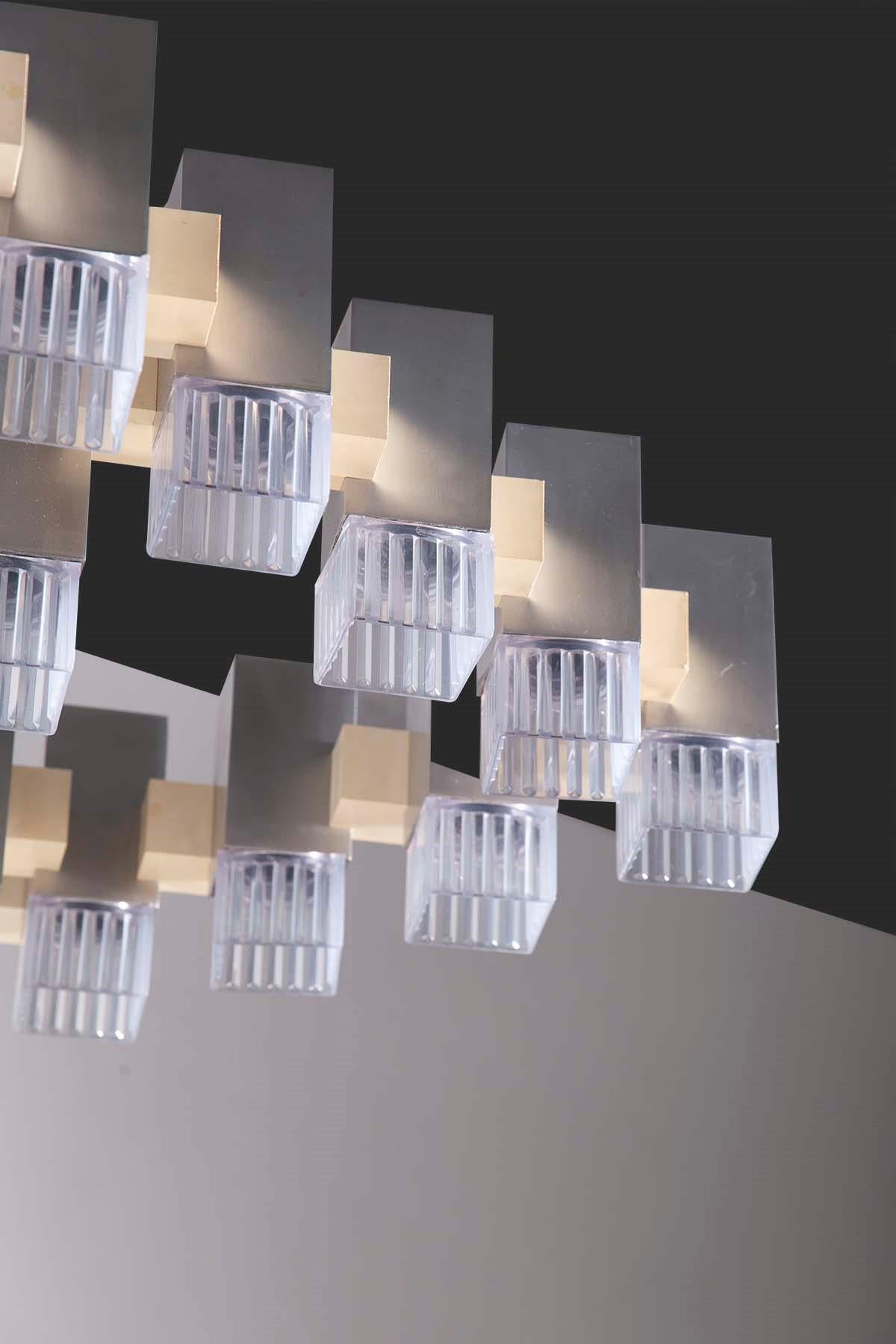 Kronleuchter, entworfen von Gaetano Sciolari. Dieser Kronleuchter besteht aus 32 rechteckigen Würfeln aus poliertem Chrom mit Lampenschirmen aus strukturiertem Lucite. Die 1970er Jahre