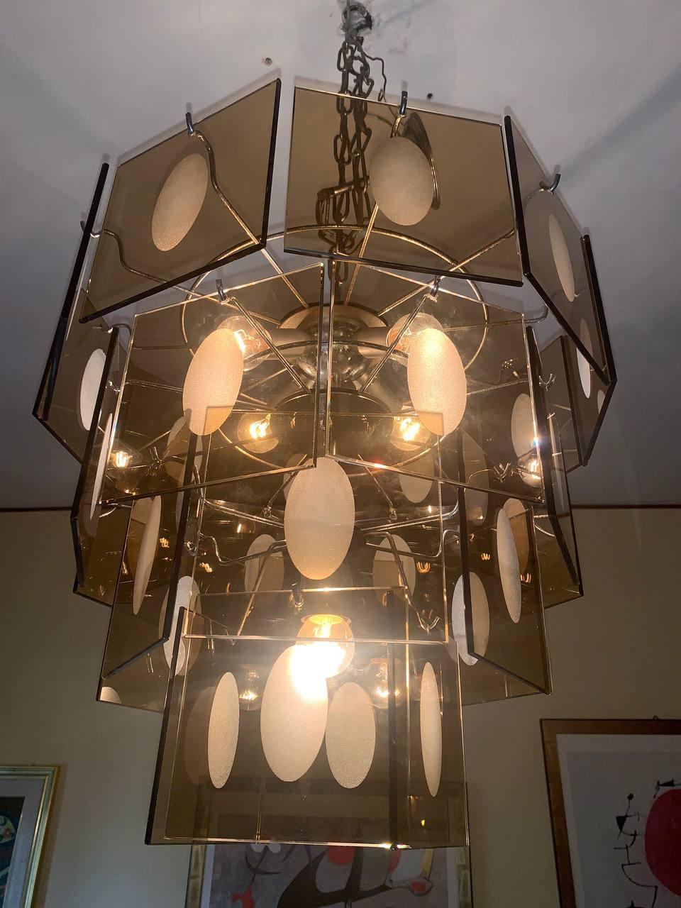 Lámpara colgante de cristal de Murano G.Vistosi 1960s Modernismo Vintage, el desgaste del tiempo.
Estructura de cristal color rosa con 5 difusores que desprenden una luz realmente fascinante dadas las características de cada cristal, cromado en 