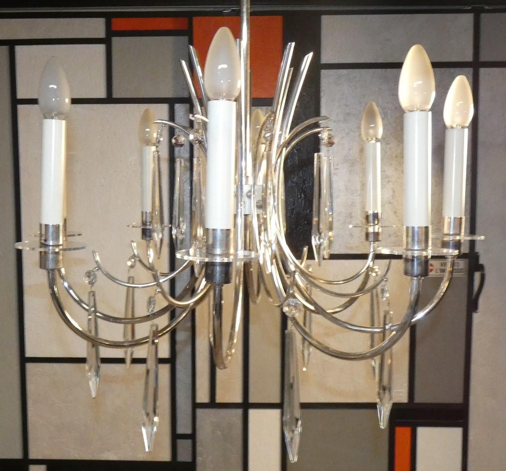 Precious chandelier from Sciolari's Ovali collection produced in the 1960s/70s. The frame is made of Silver, the saucers of the light points, as well as the pendants, are made of Crystal.
The silver frame with 8 tubular arms illuminates 8 E14 bulbs