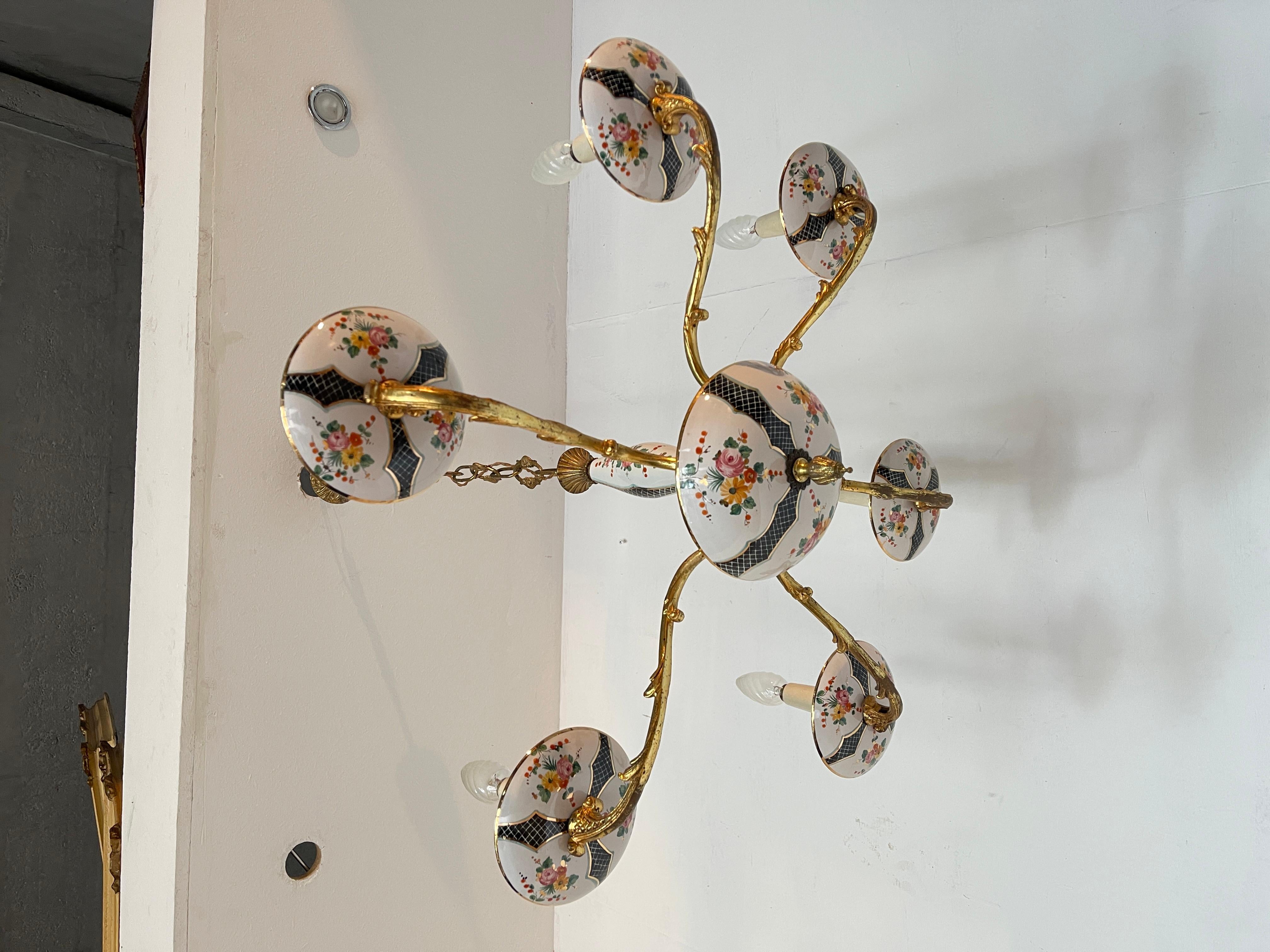 Lampadario in bronzo e ceramica con decorazione floreale XX secolo