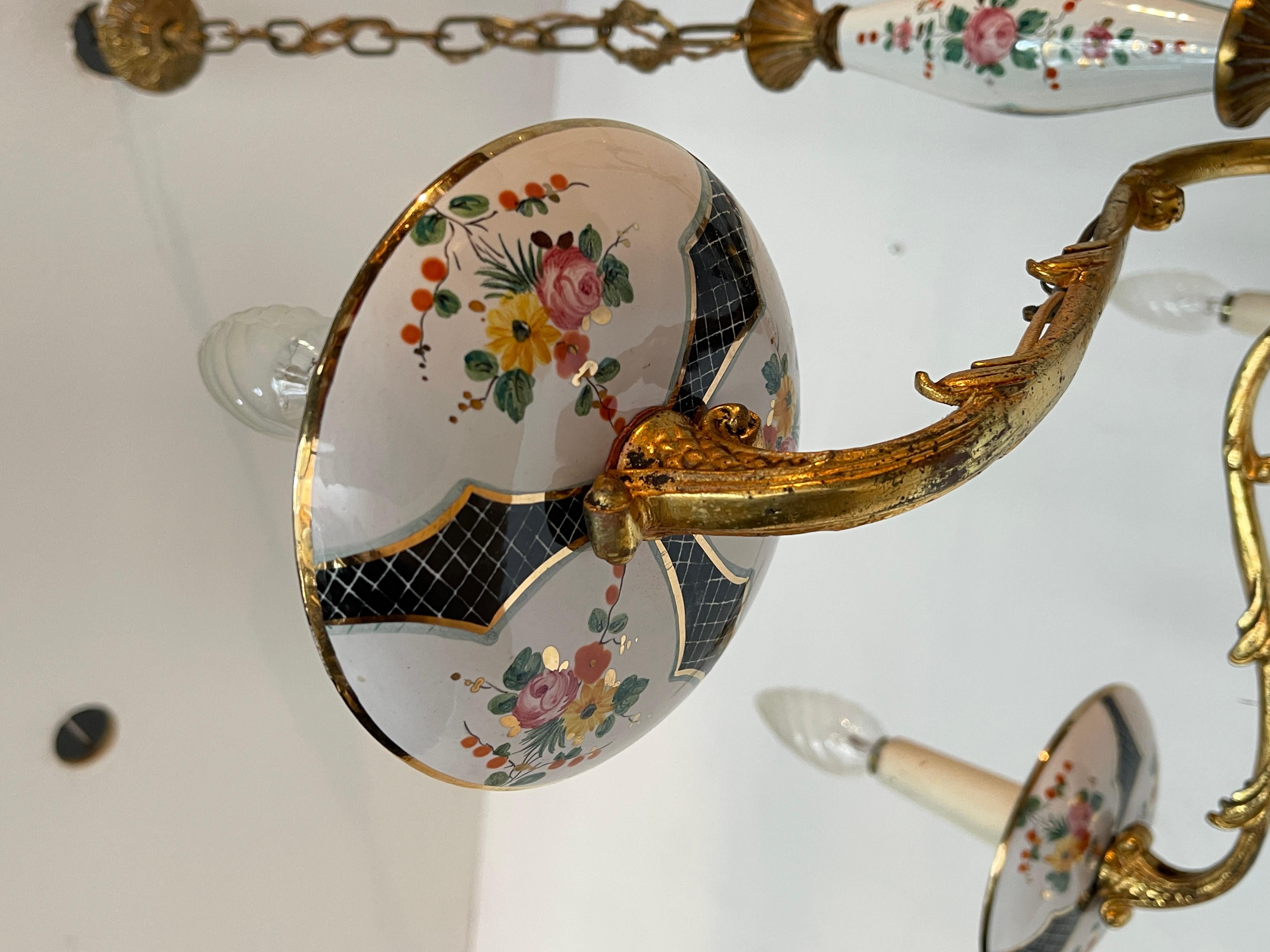 Italian Lampadario in bronzo e ceramica con decorazione floreale italian XX secolo in vendita