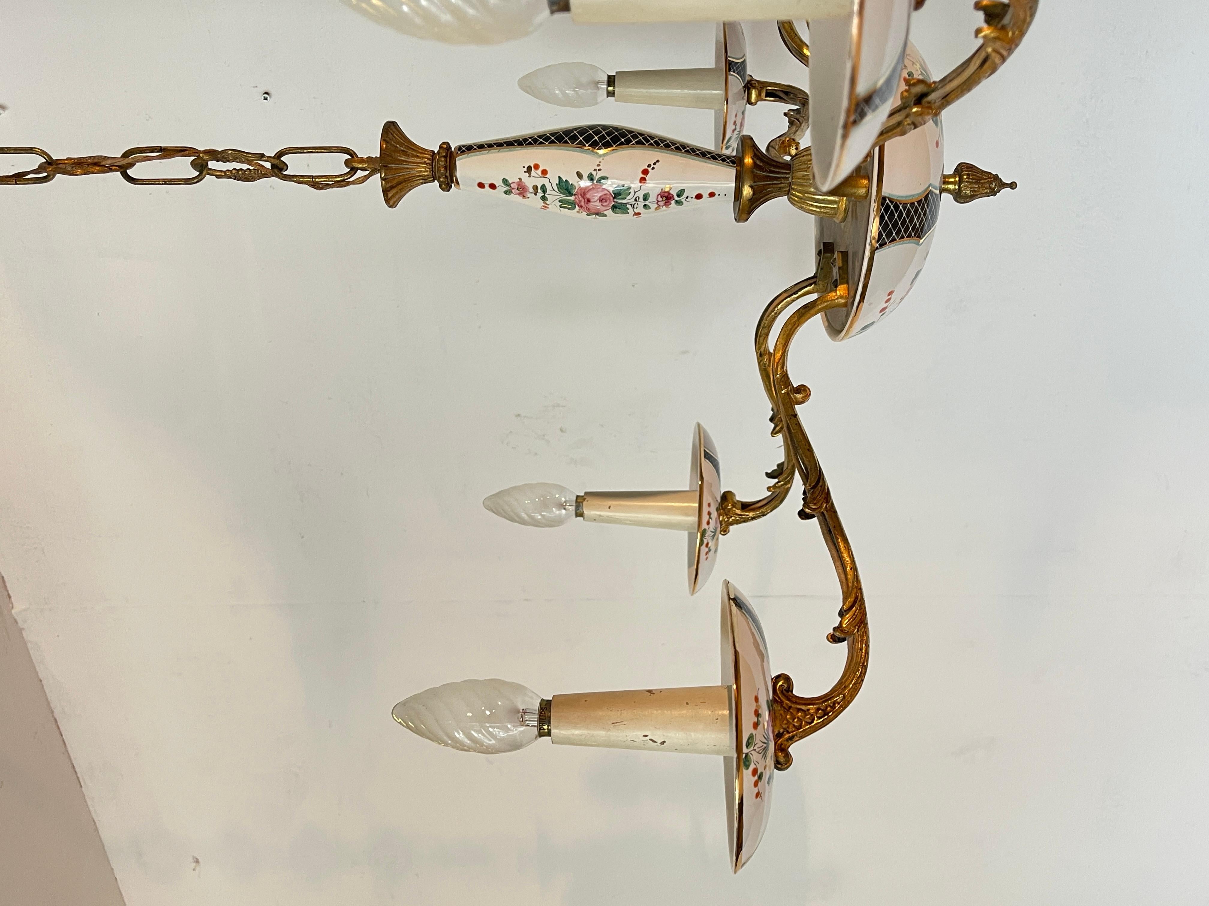 Lampadario in bronzo e ceramica con decorazione floreale italian XX secolo In condizioni buone in vendita a Cantù, IT