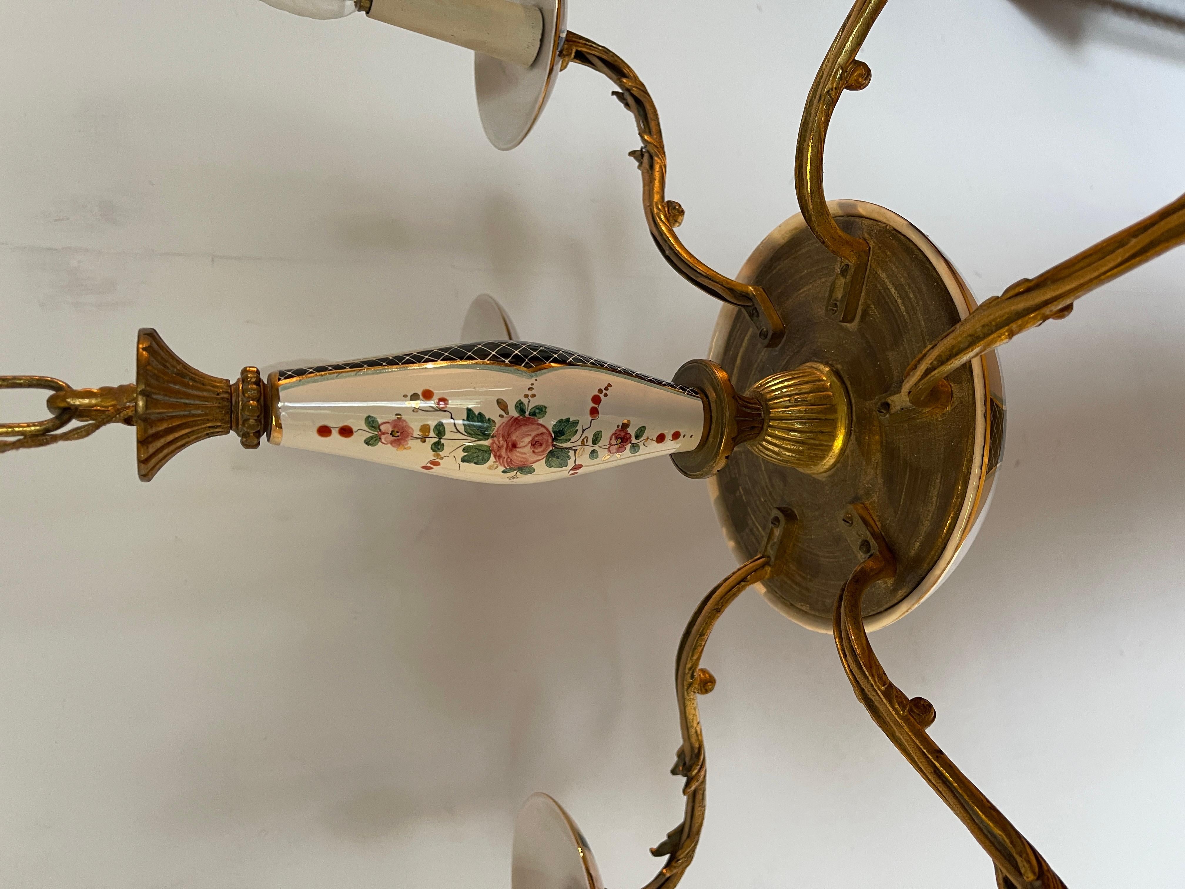 Lampadario in bronzo e ceramica con decorazione floreale italian XX secolo in vendita 1