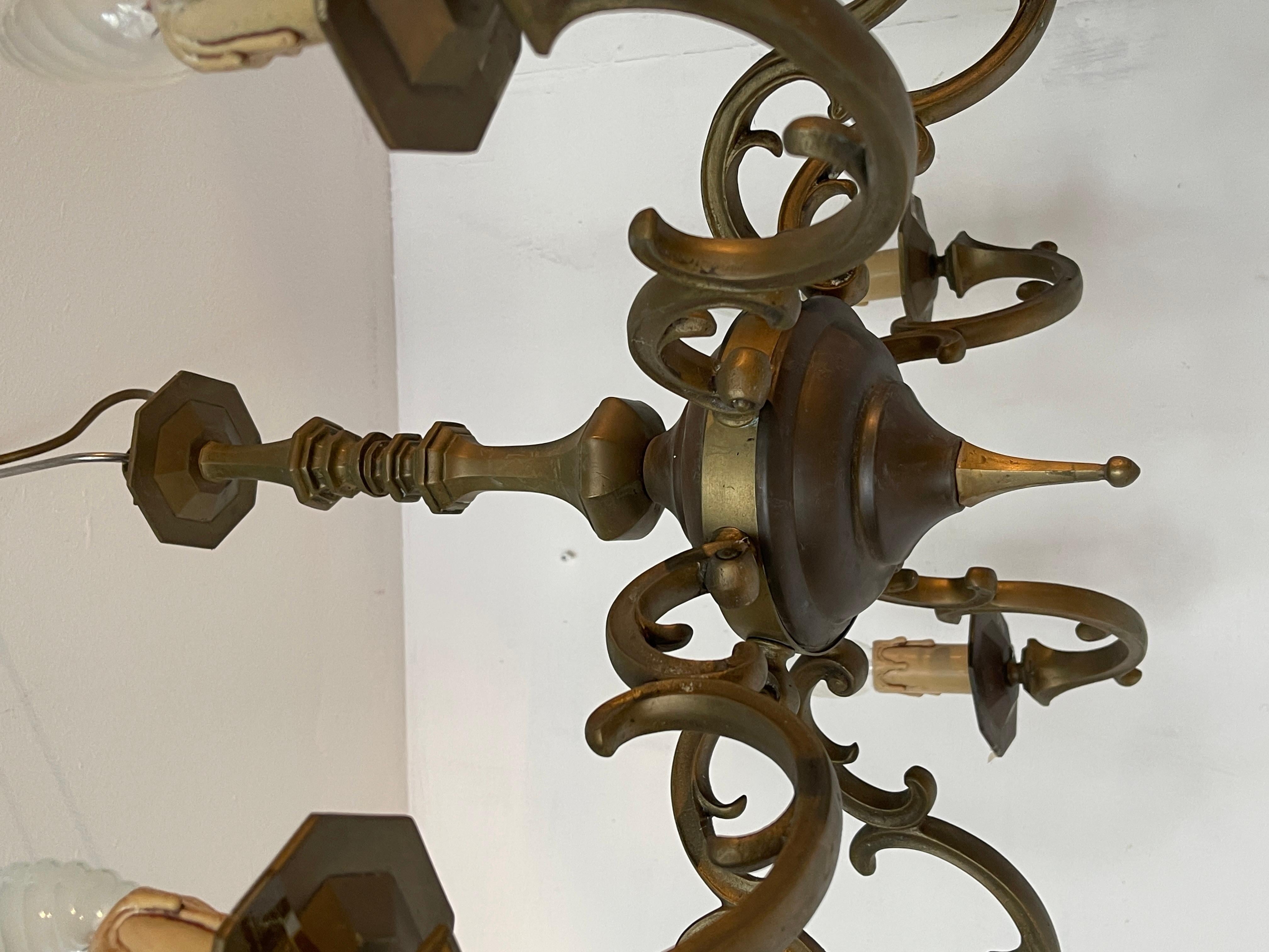 Fatto a mano Lampadario in bronzo stile classico robusto italiano anni '70 in vendita