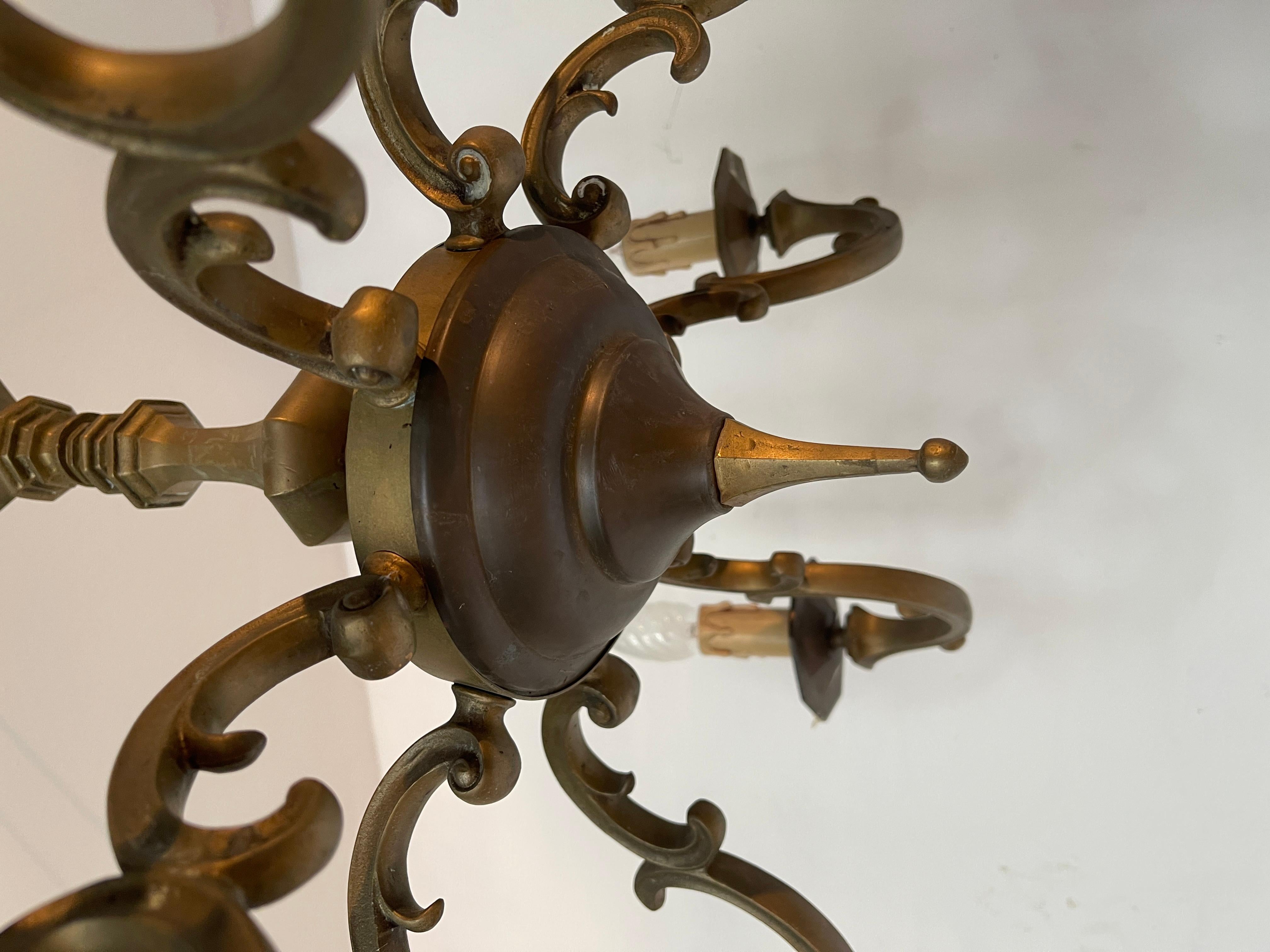 Bronzo Lampadario in bronzo stile classico robusto italiano anni '70 in vendita