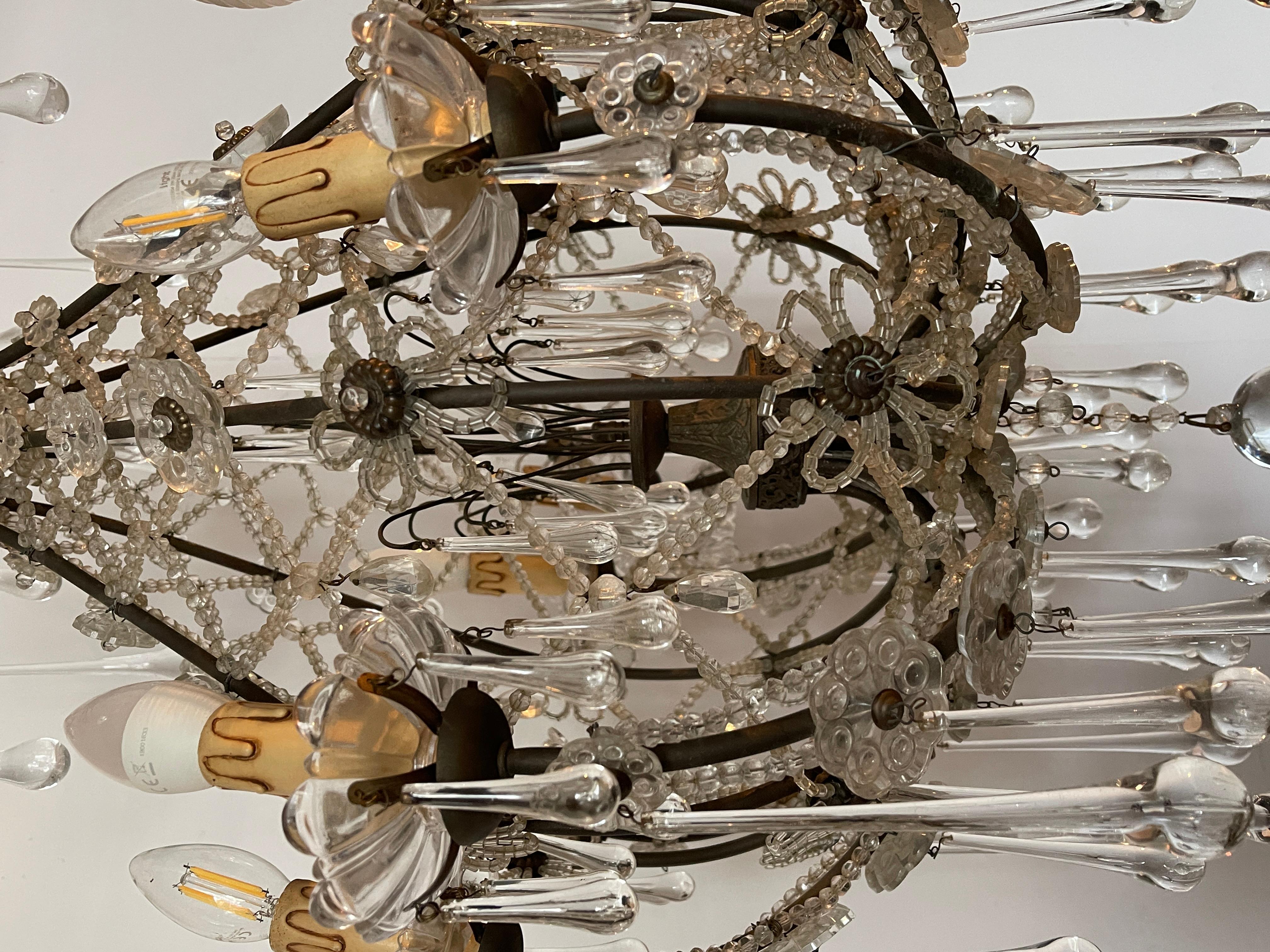 Lampadario in bronzo stile Maria Teresa con gocce in cristallo anni '60 in vendita 3