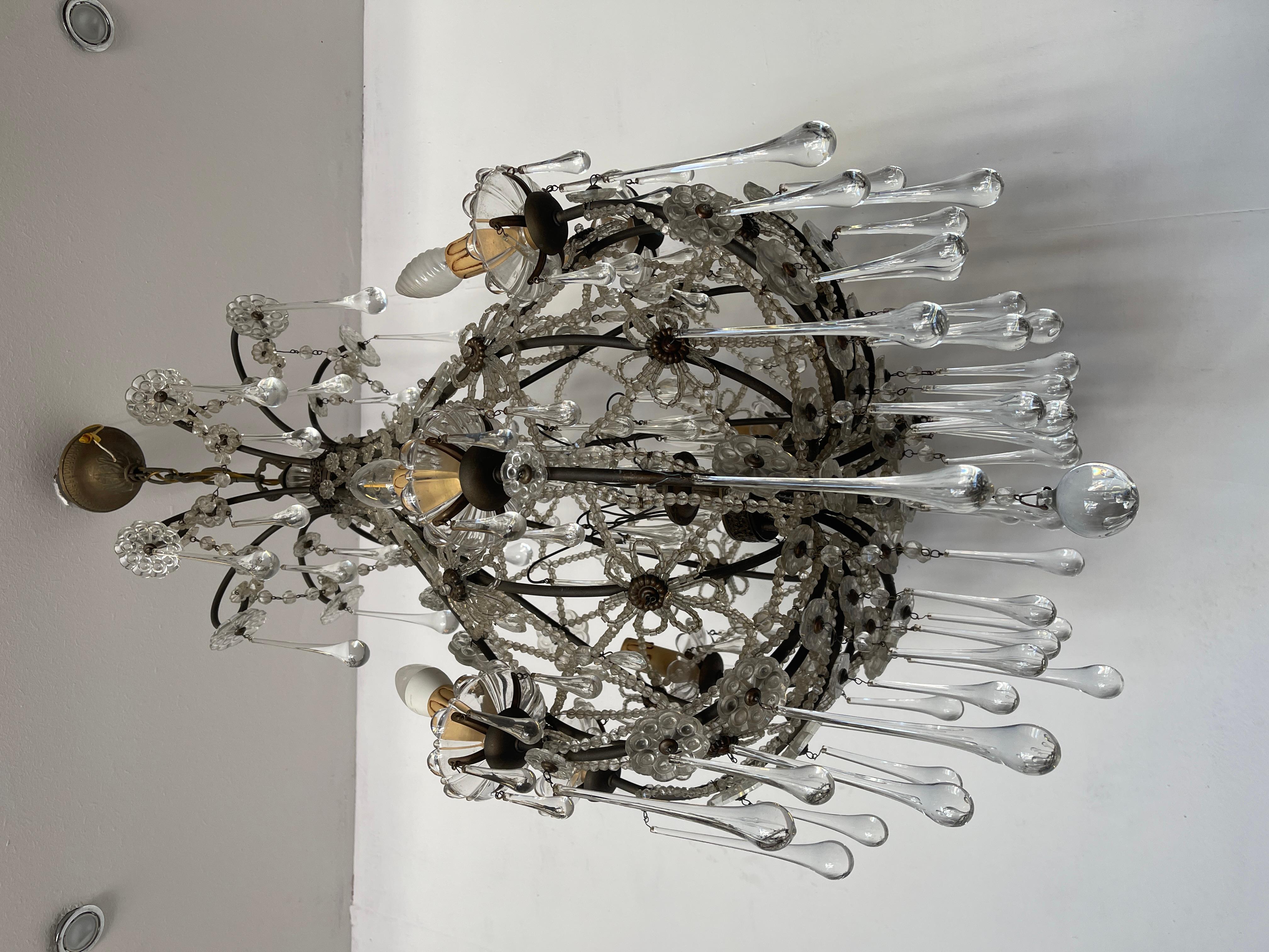 Italian Lampadario in bronzo stile Maria Teresa con gocce in cristallo anni '60 in vendita