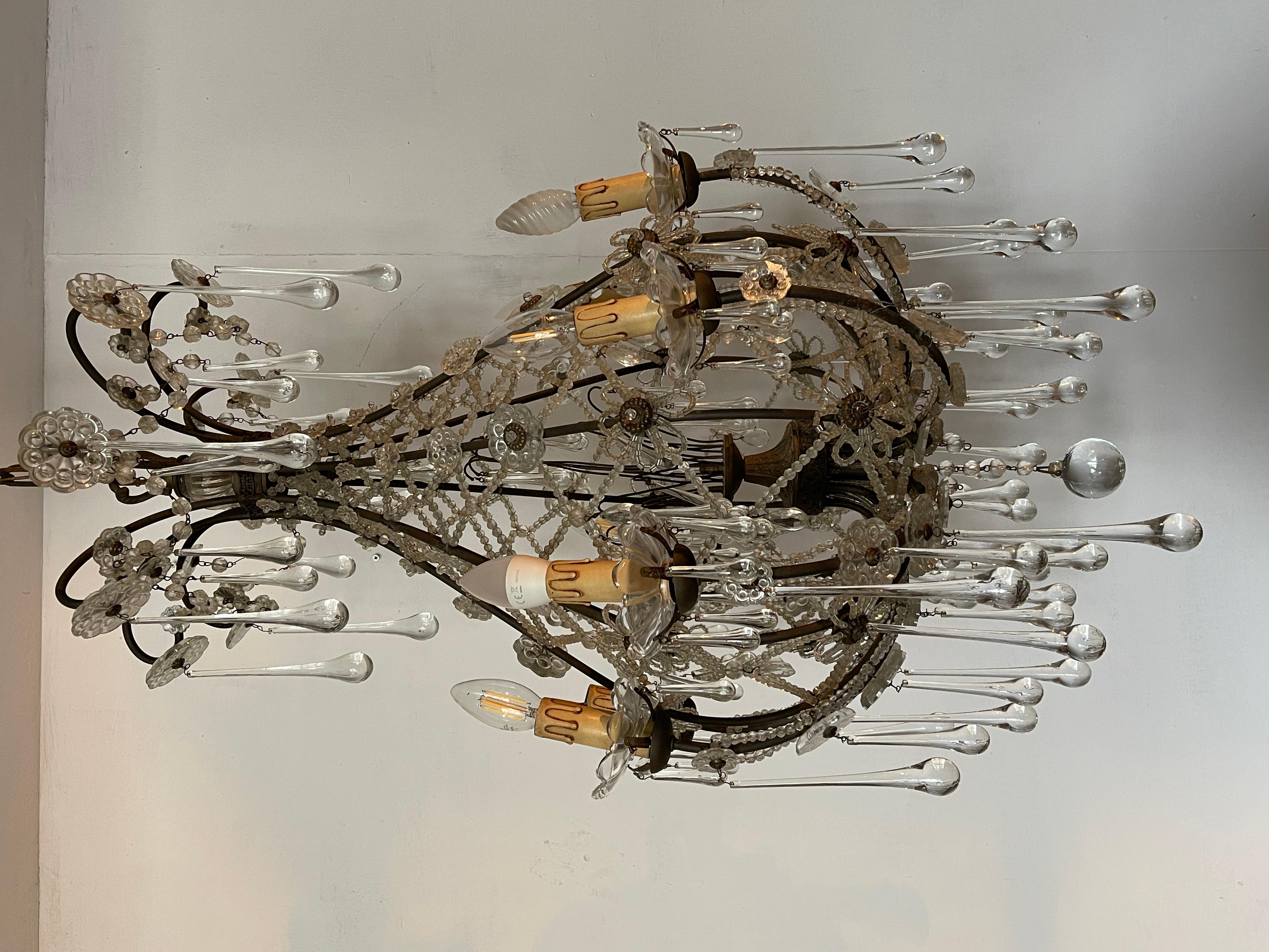 20th Century Lampadario in bronzo stile Maria Teresa con gocce in cristallo anni '60 in vendita