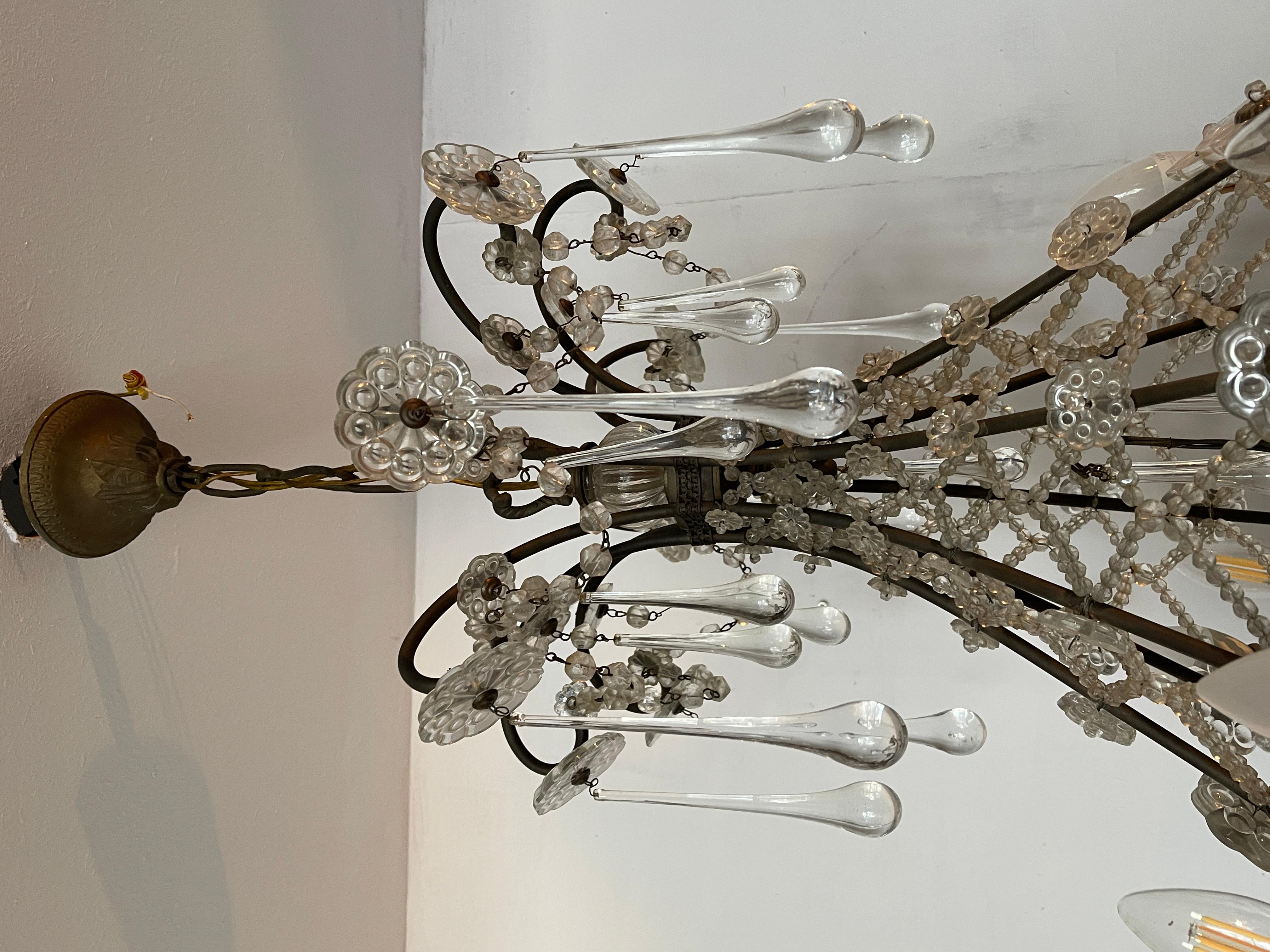Bronzo Lampadario in bronzo stile Maria Teresa con gocce in cristallo anni '60 in vendita