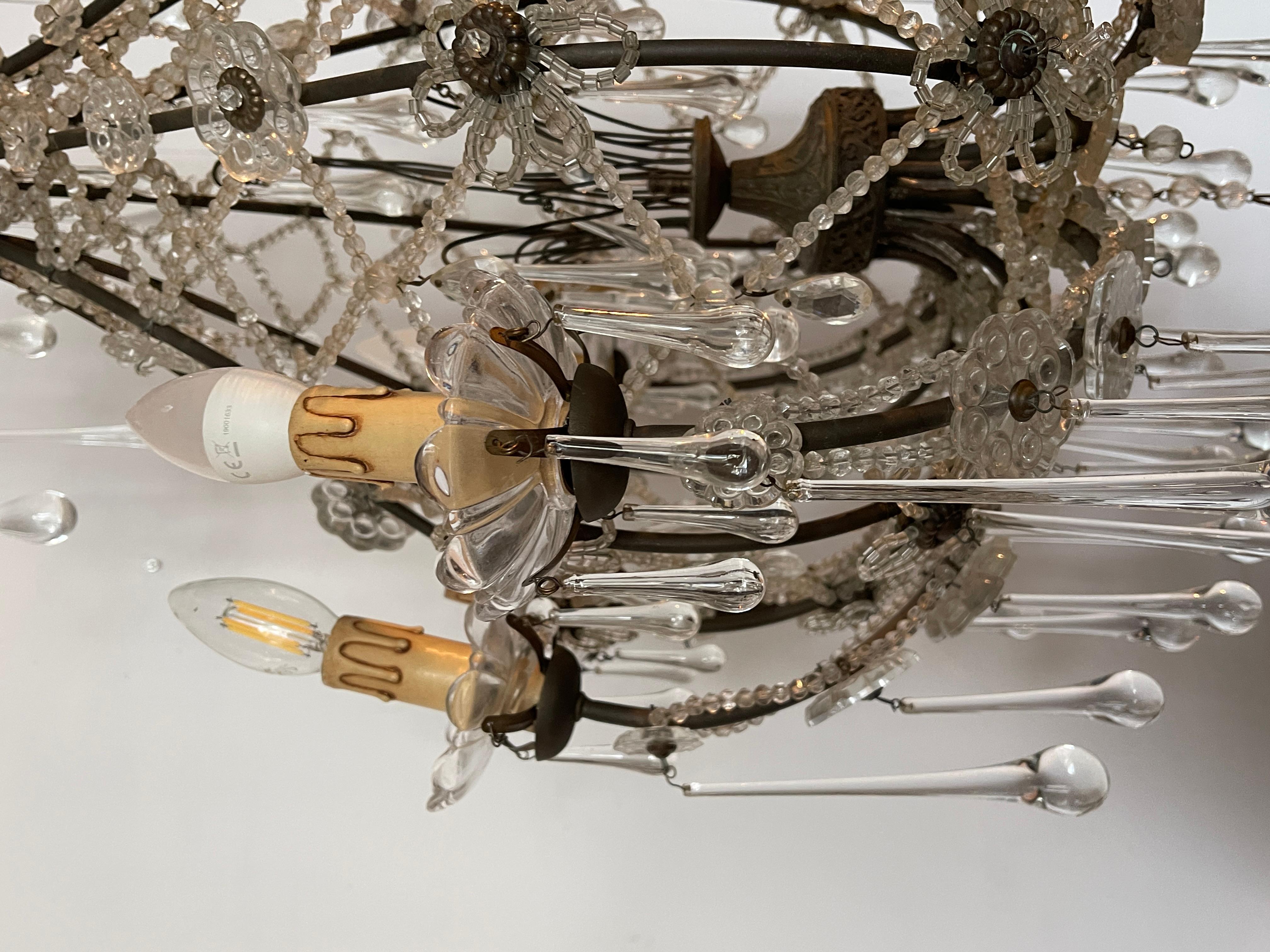 Lampadario in bronzo stile Maria Teresa con gocce in cristallo anni '60 in vendita 1