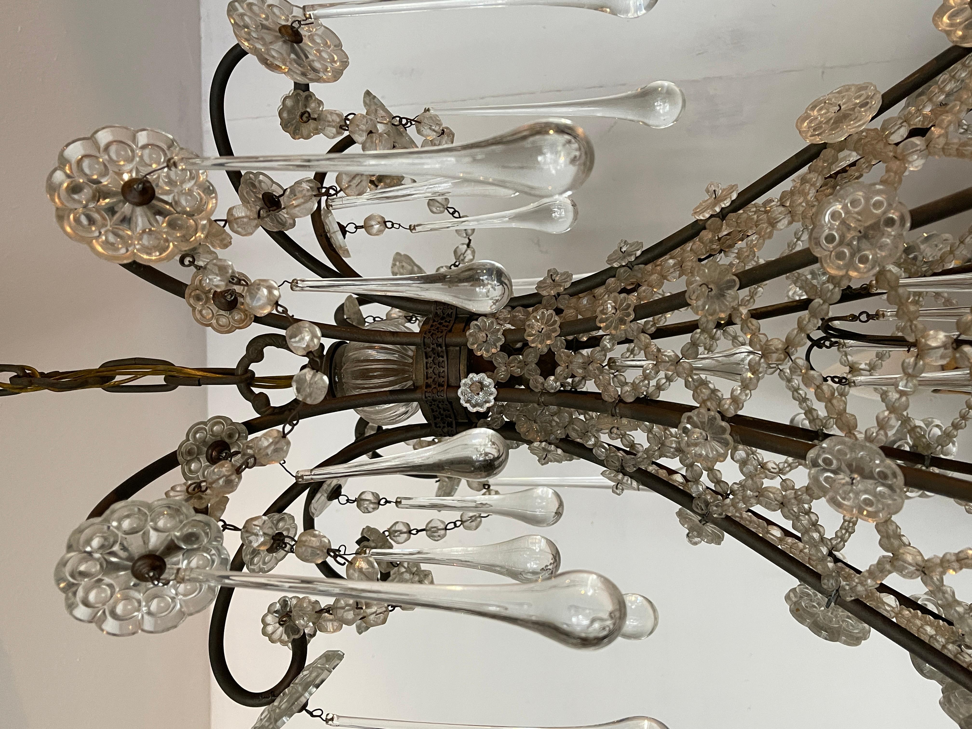 Lampadario in bronzo stile Maria Teresa con gocce in cristallo anni '60 in vendita 2