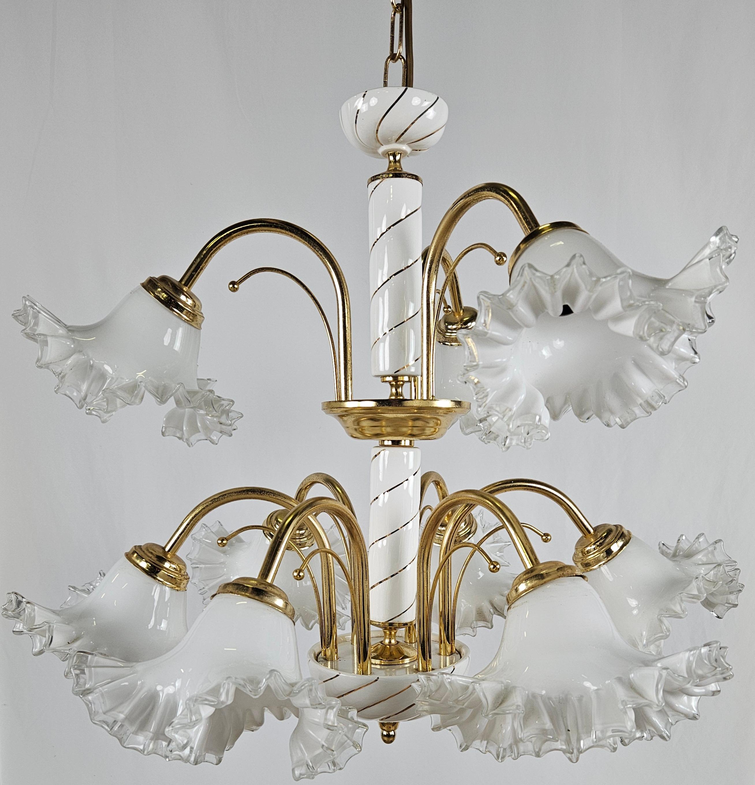 Impressive 9-point chandelier with a worked ceramic and brass frame, handkerchief-worked Murano glass ceiling lights.

Very elegant, suitable for rooms that need ample light with all kinds of decor, from modern to antique.

The lampshades/