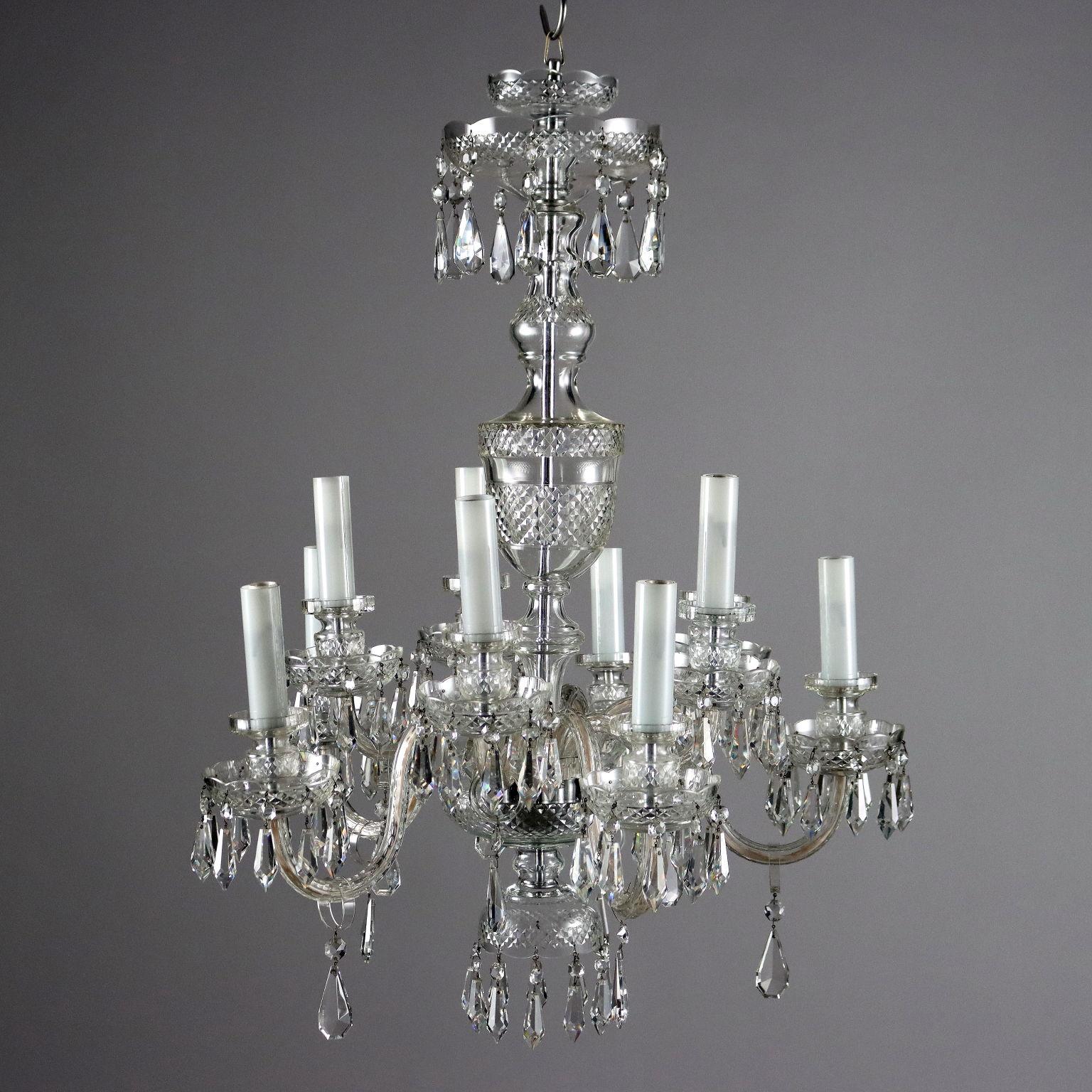 Lampadario in cristallo di Boemia a dieci luci, Repubblica Ceca XX secolo. Ornato da collane e pendenti.
