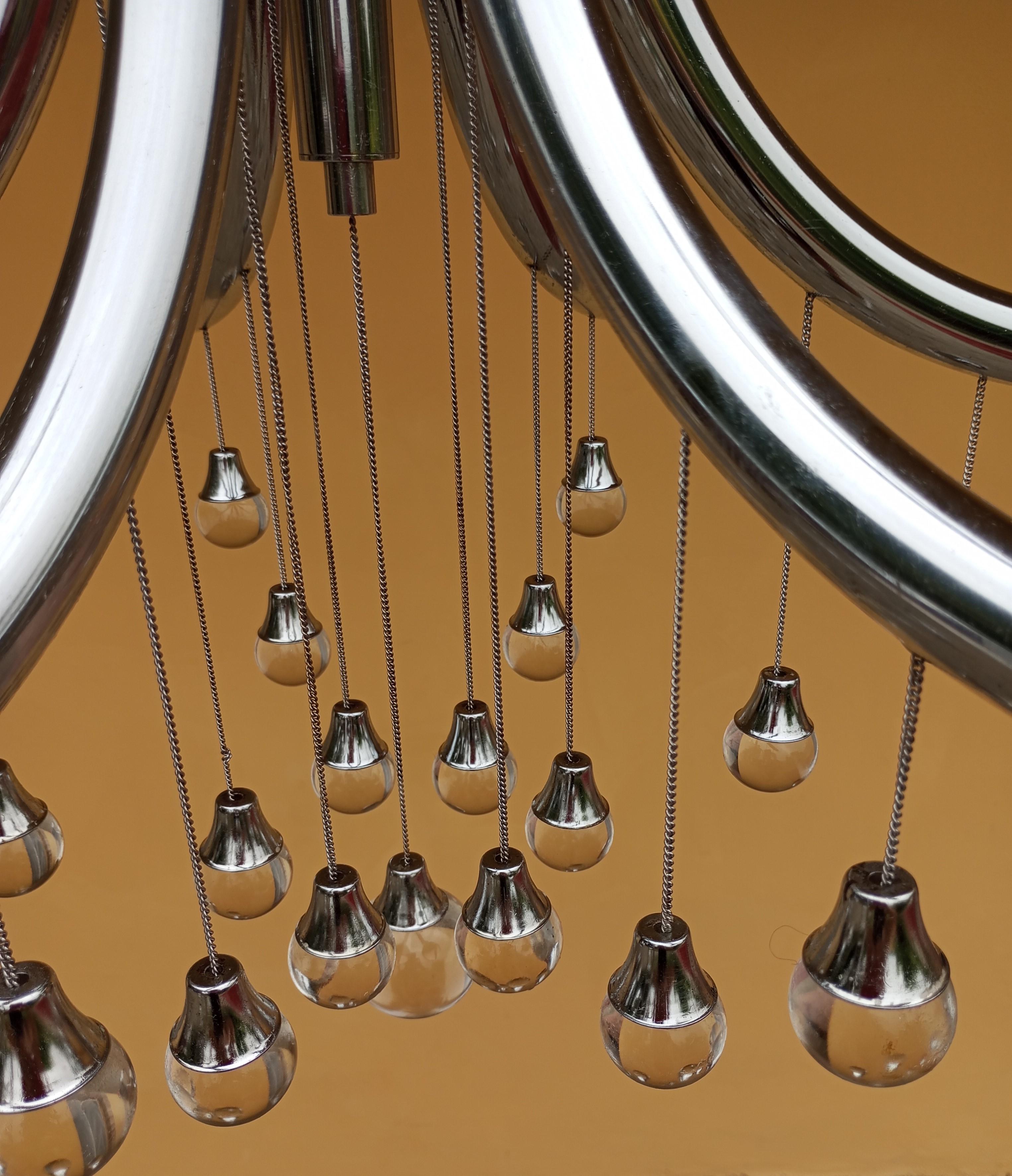 Italian Lustre  structure chromée avec sphères en verre par Gaetano Sciolari, 1970 en vente