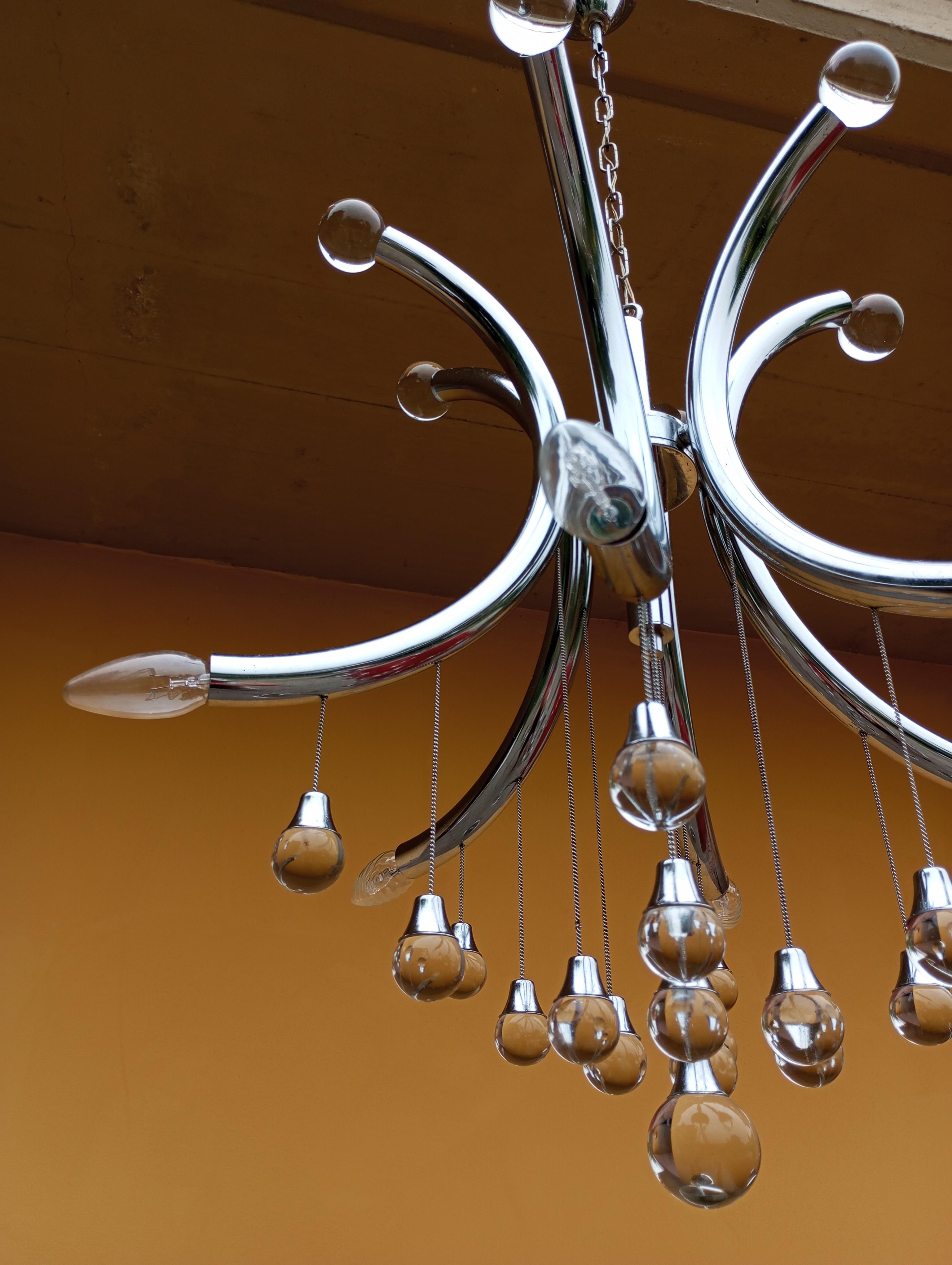 Lustre  structure chromée avec sphères en verre par Gaetano Sciolari, 1970 Bon état - En vente à Firenze, FI