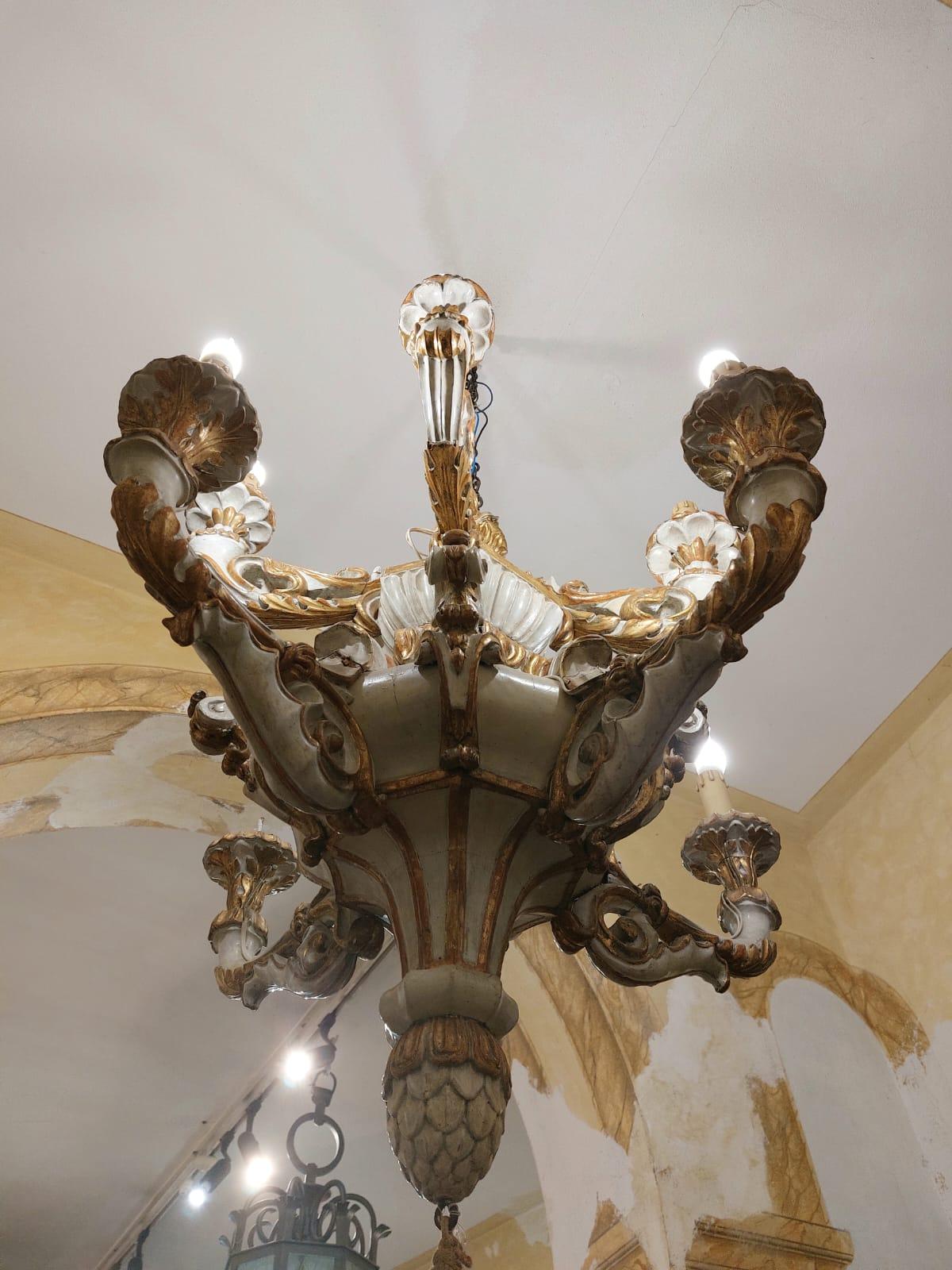 Italian Lampadario in legno laccato avorio e dorato, stile Restaurazione in vendita