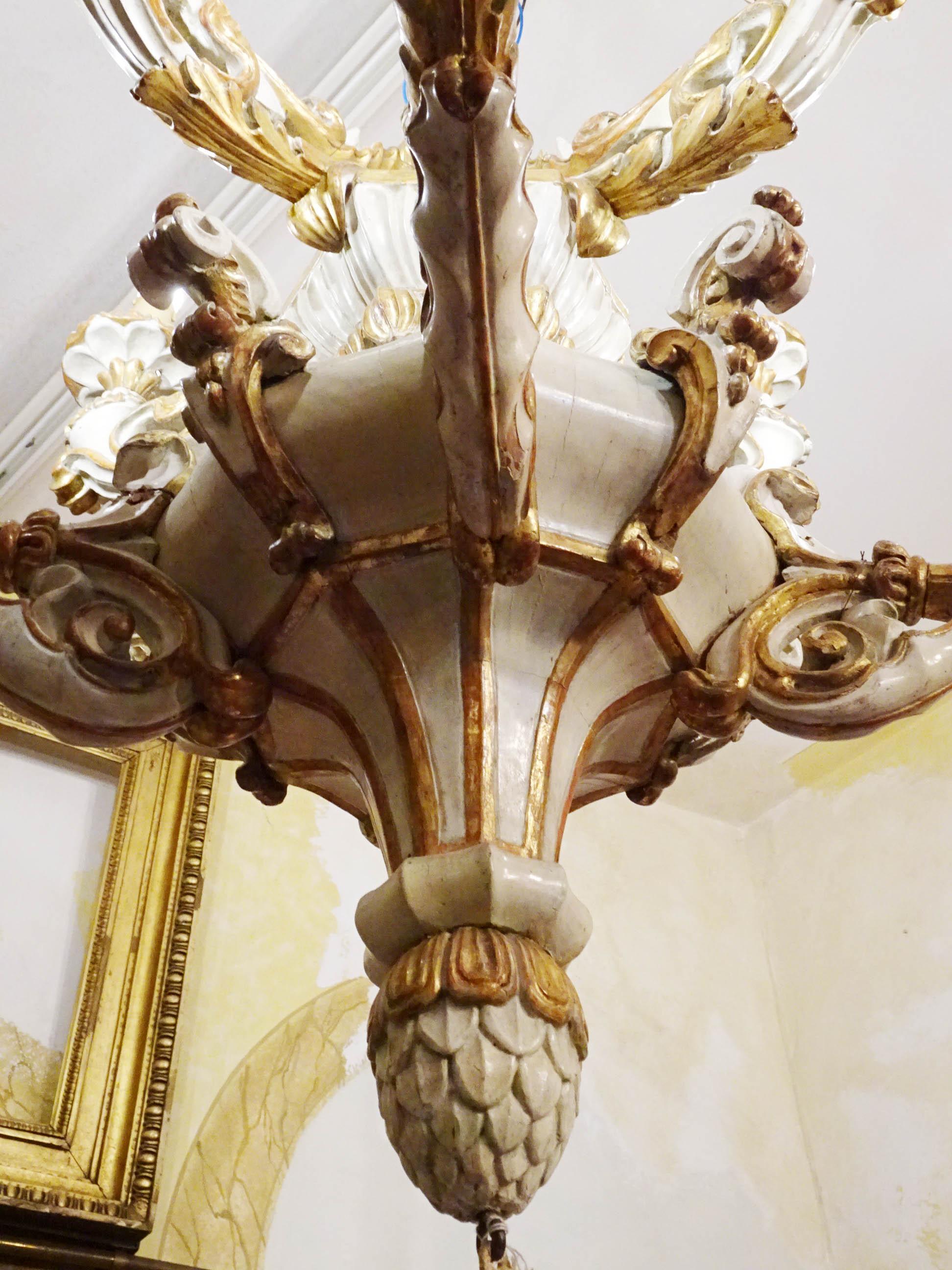 Intagliato Lampadario in legno laccato avorio e dorato, stile Restaurazione in vendita