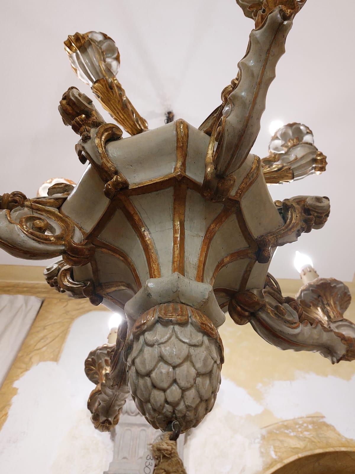 Lampadario in legno laccato avorio e dorato, stile Restaurazione In condizioni buone in vendita a Milano, IT