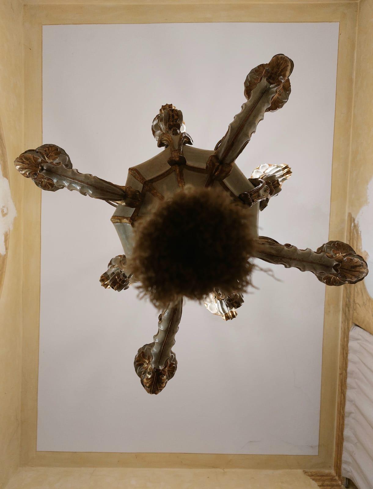 Early 19th Century Lampadario in legno laccato avorio e dorato, stile Restaurazione in vendita