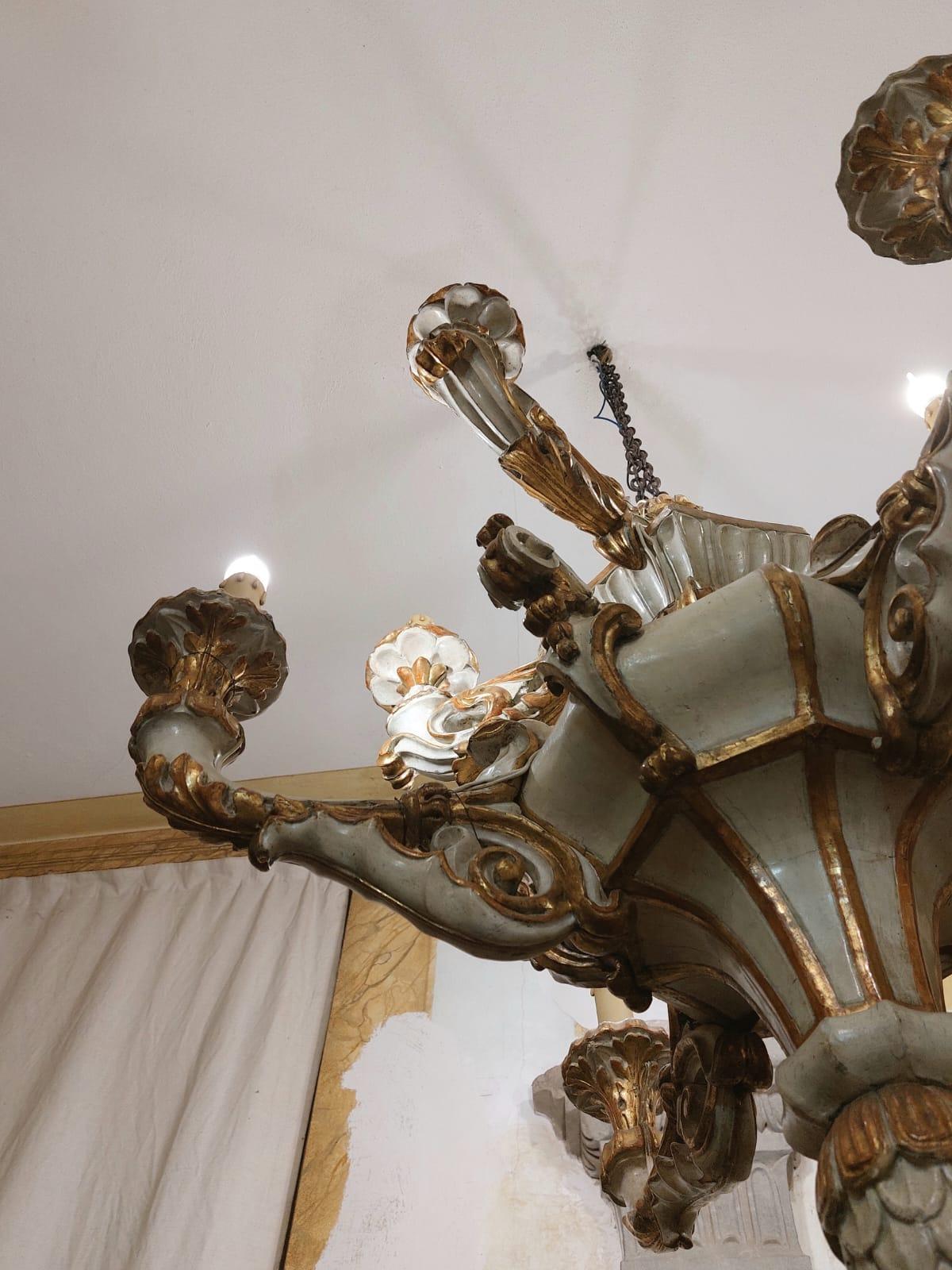 Legno Lampadario in legno laccato avorio e dorato, stile Restaurazione in vendita
