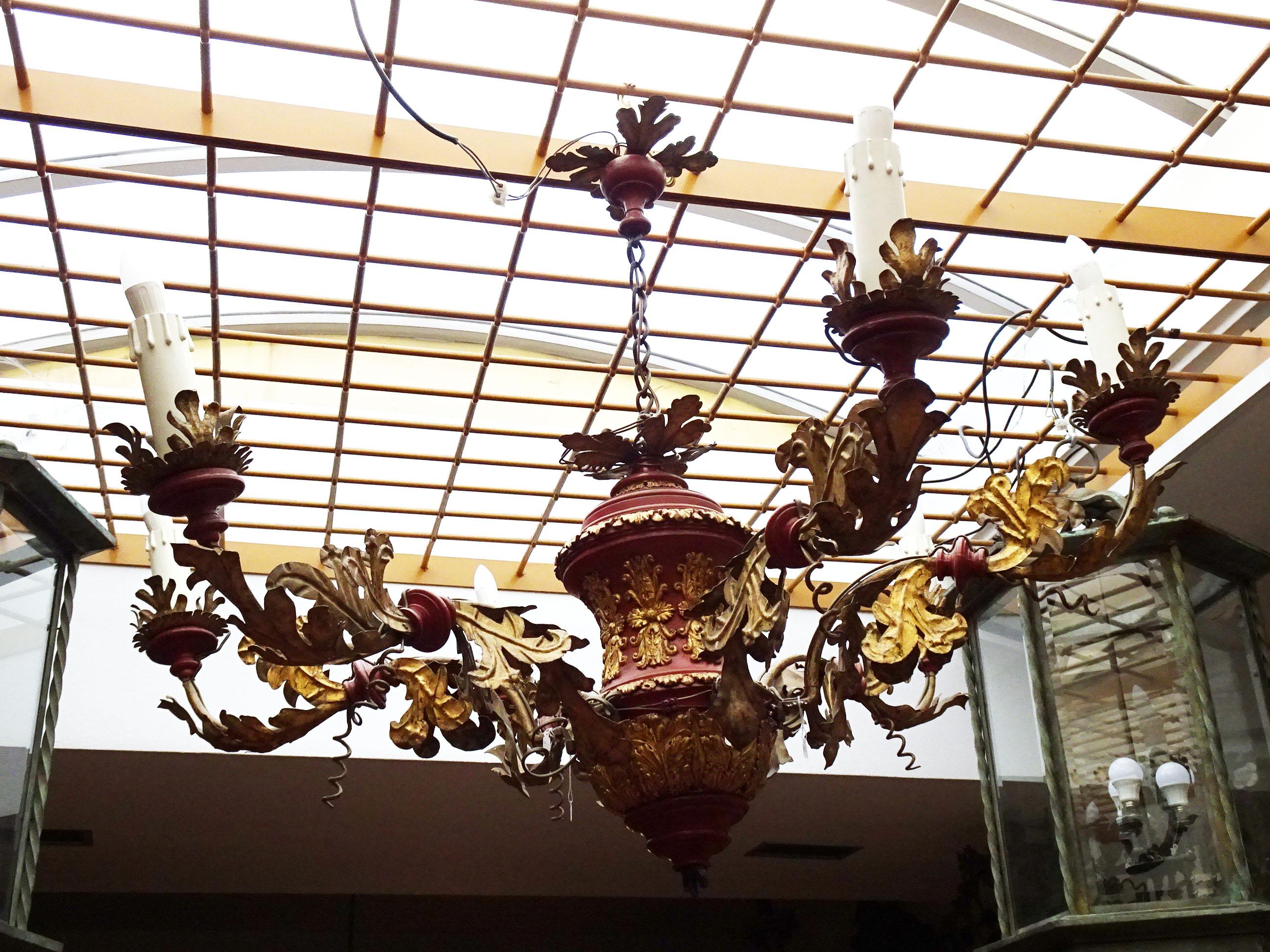Il lampadario è composto da un fusto in legno rosso con intagli a rilievo dorati a foglia d’acanto e sei bracci in ferro e lamiera con decorazioni dorate, in stile Barocco. Si ipotizza una derivazione dall'area romana o dell'Italia meridionale e una