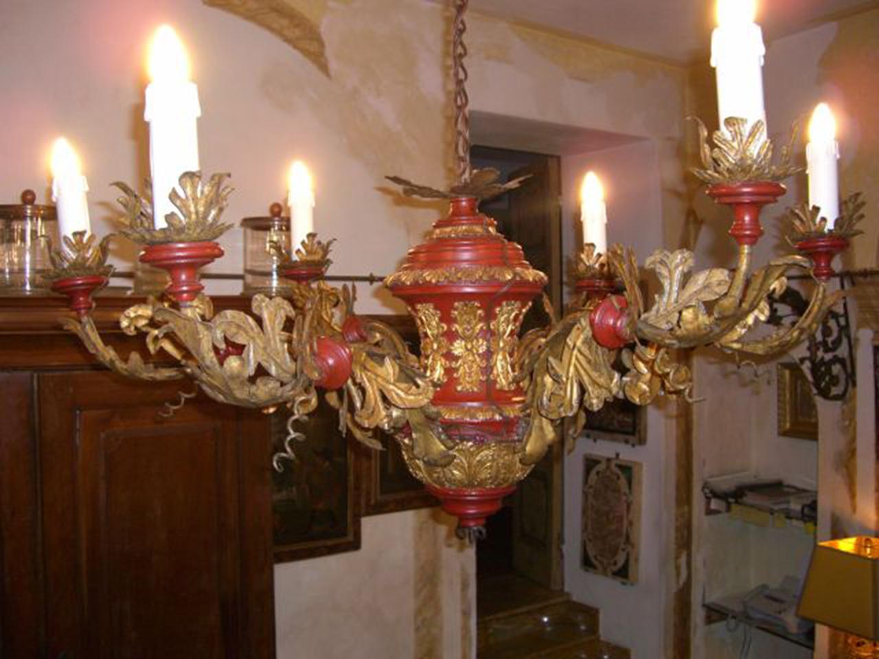 Italian Lampadario in legno rosso con intagli dorati in vendita