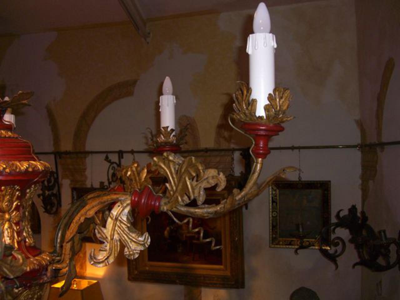 Laccato Lampadario in legno rosso con intagli dorati in vendita