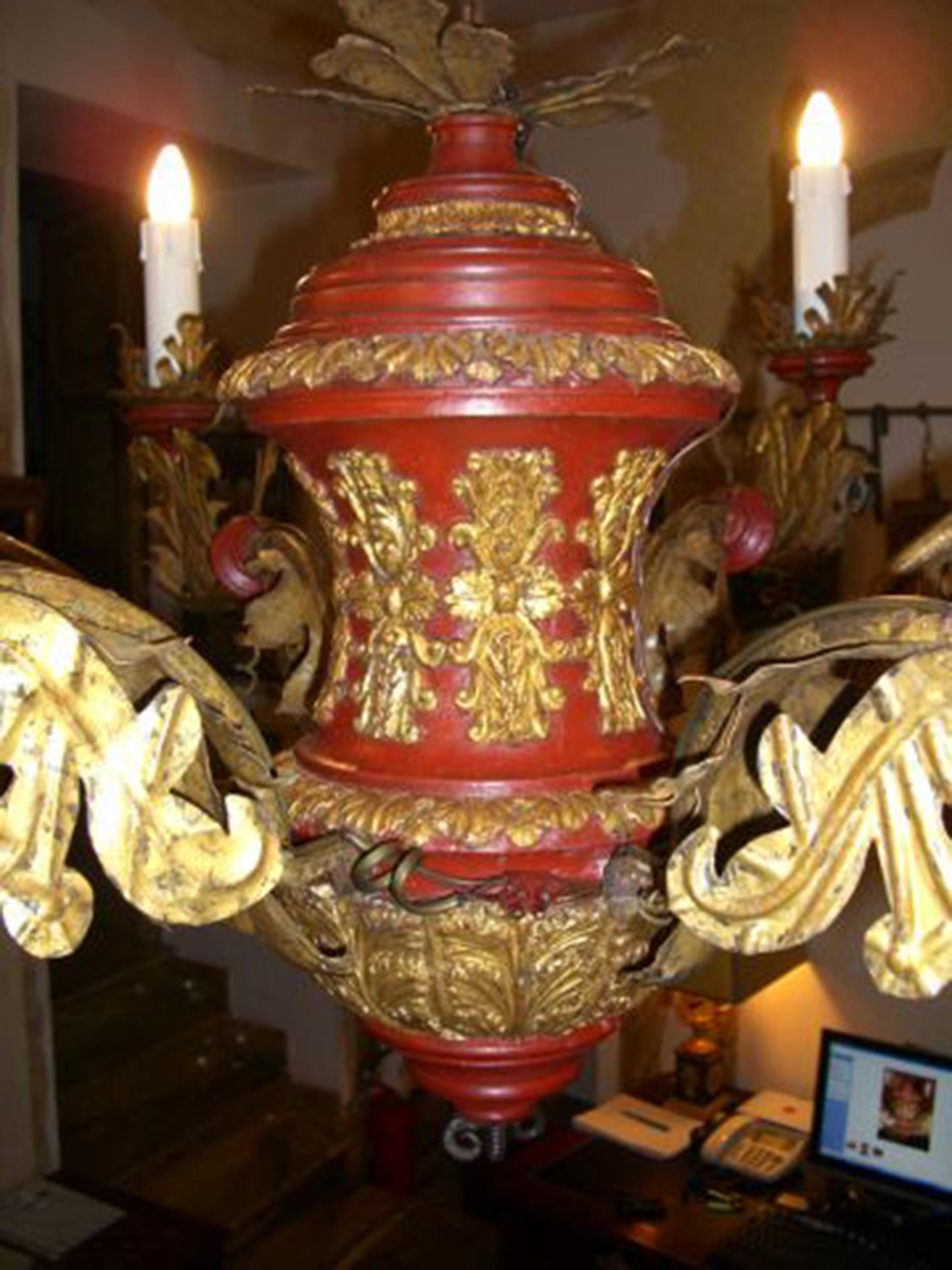 Lampadario in legno rosso con intagli dorati In condizioni buone in vendita a Milano, IT