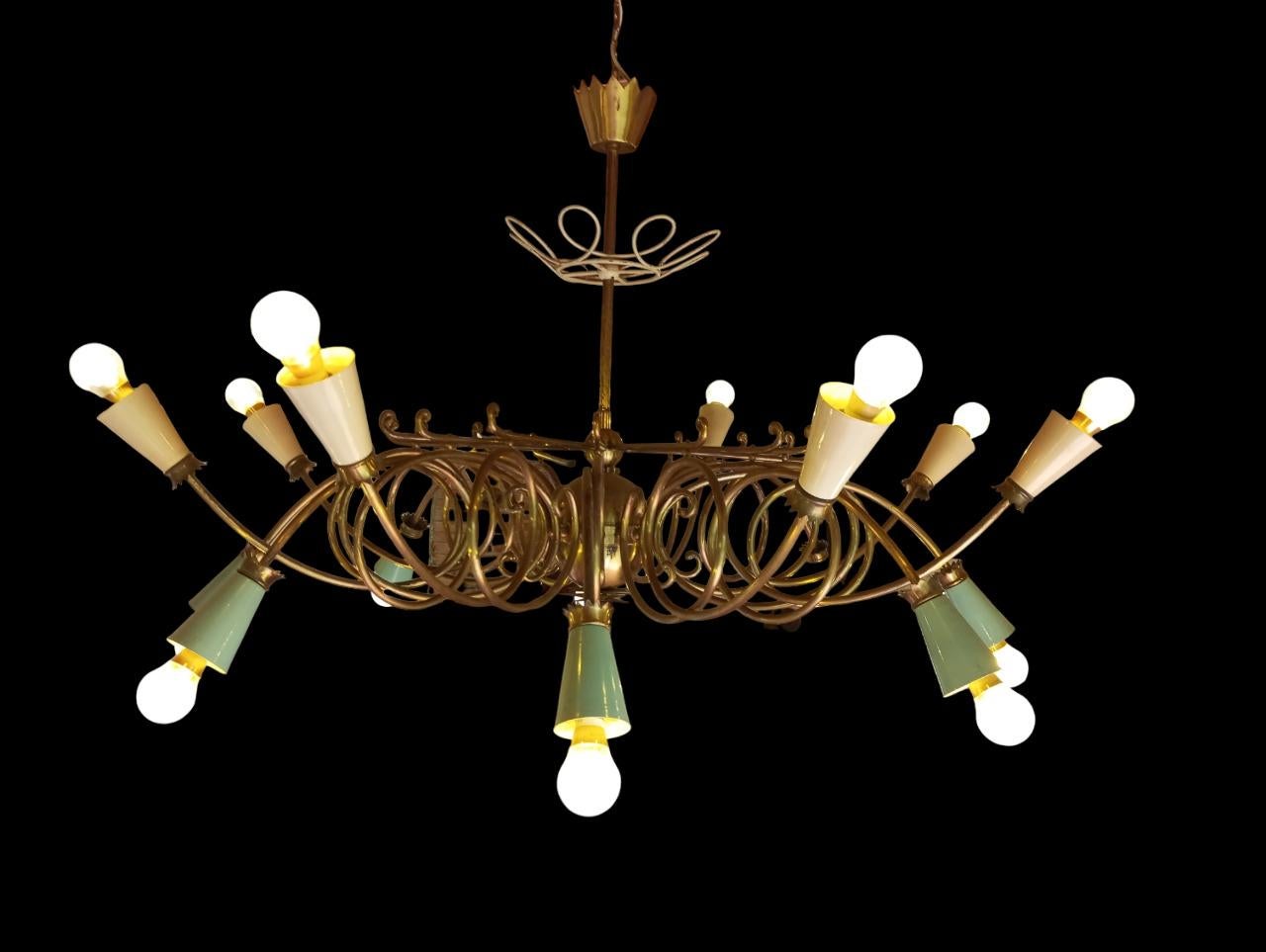 Lampadario  in ottone con  16 luci e portalampade in metallo colorato in vendita 4