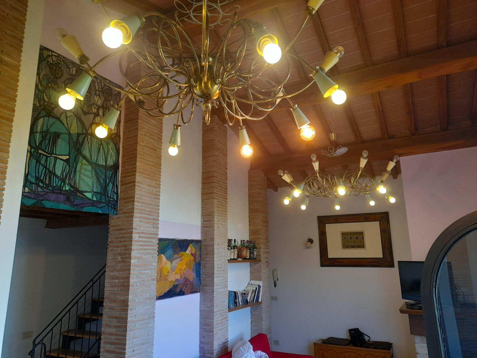 Lampadario  in ottone con  16 luci e portalampade in metallo colorato in vendita 6