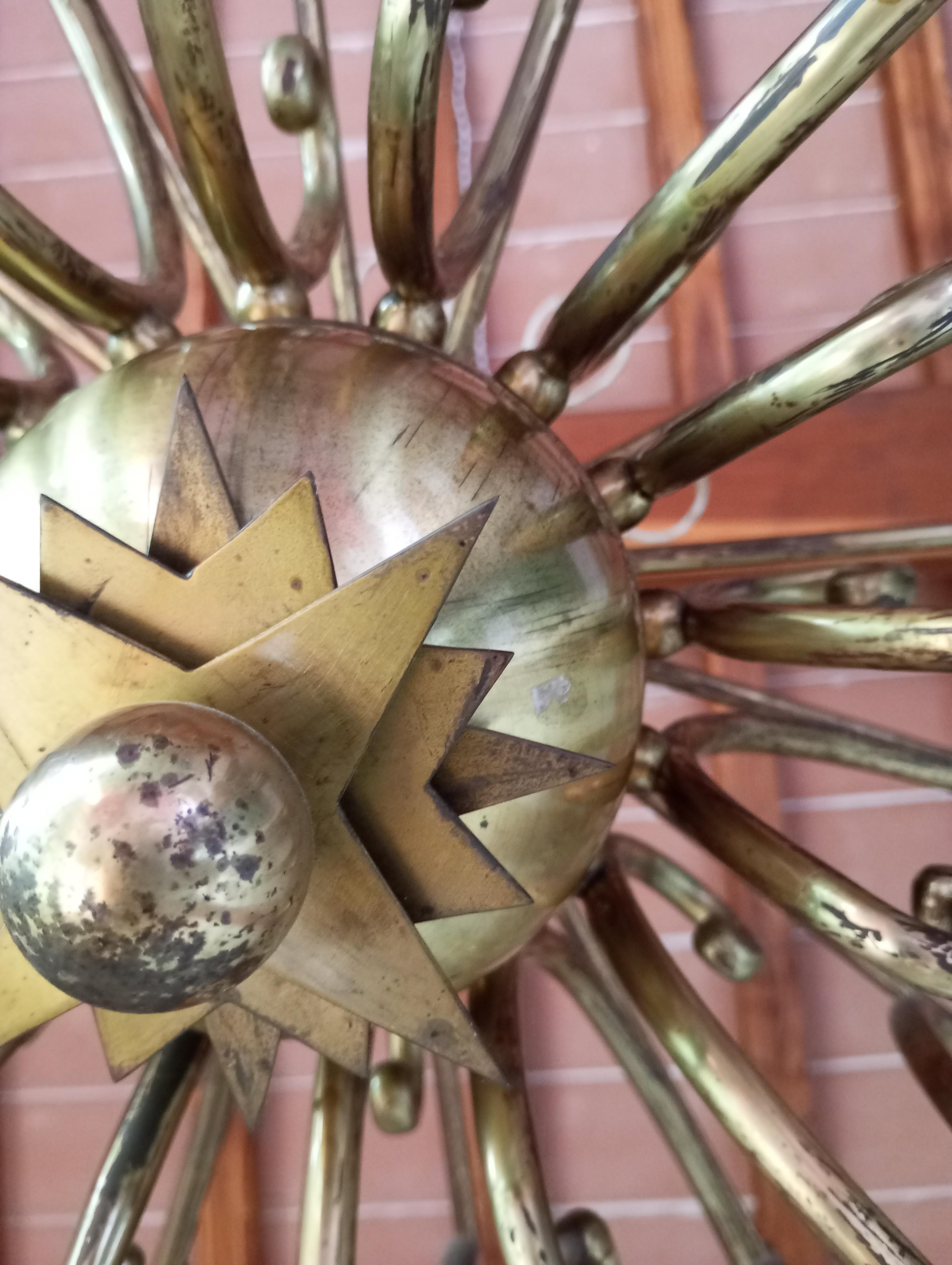 Lampadario  in ottone con  16 luci e portalampade in metallo colorato in vendita 5