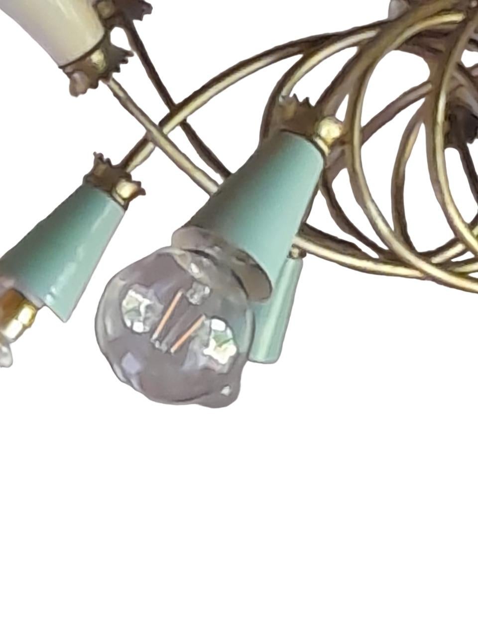 Lampadario  in ottone con  16 luci e portalampade in metallo colorato in vendita 7