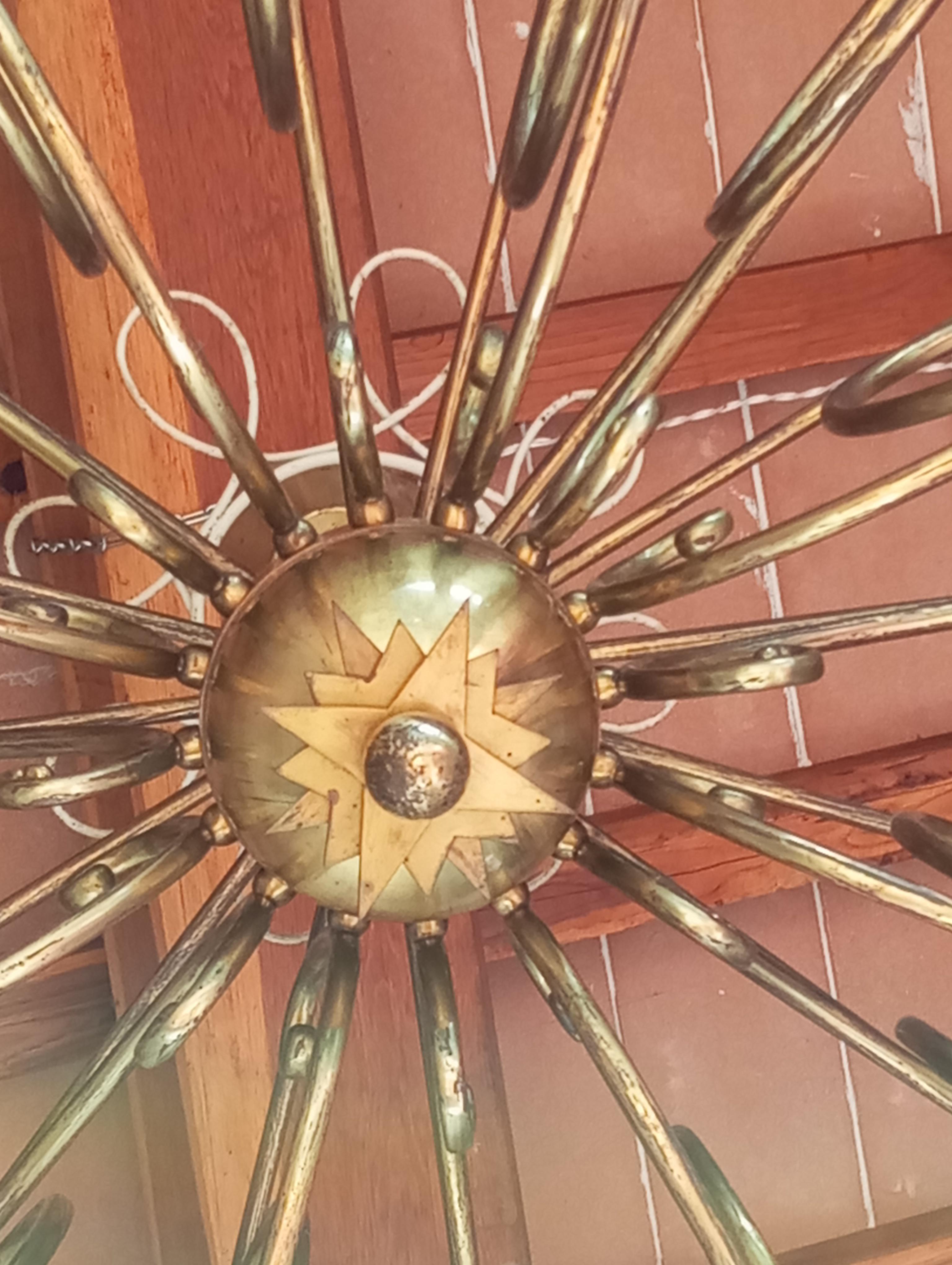 Lampadario  in ottone con  16 luci e portalampade in metallo colorato in vendita 8