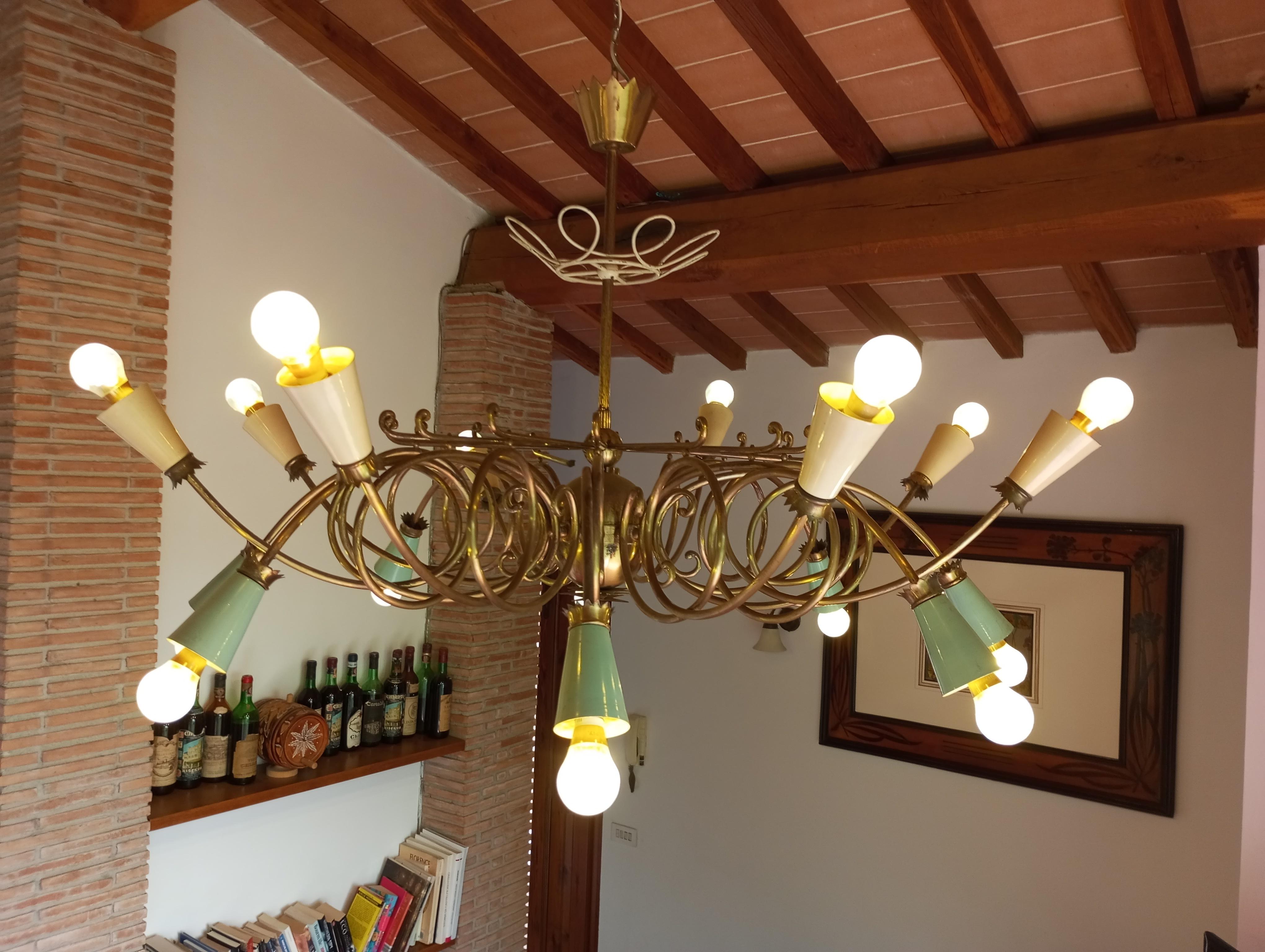 Lampadario  in ottone con  16 luci e portalampade in metallo colorato in vendita 9