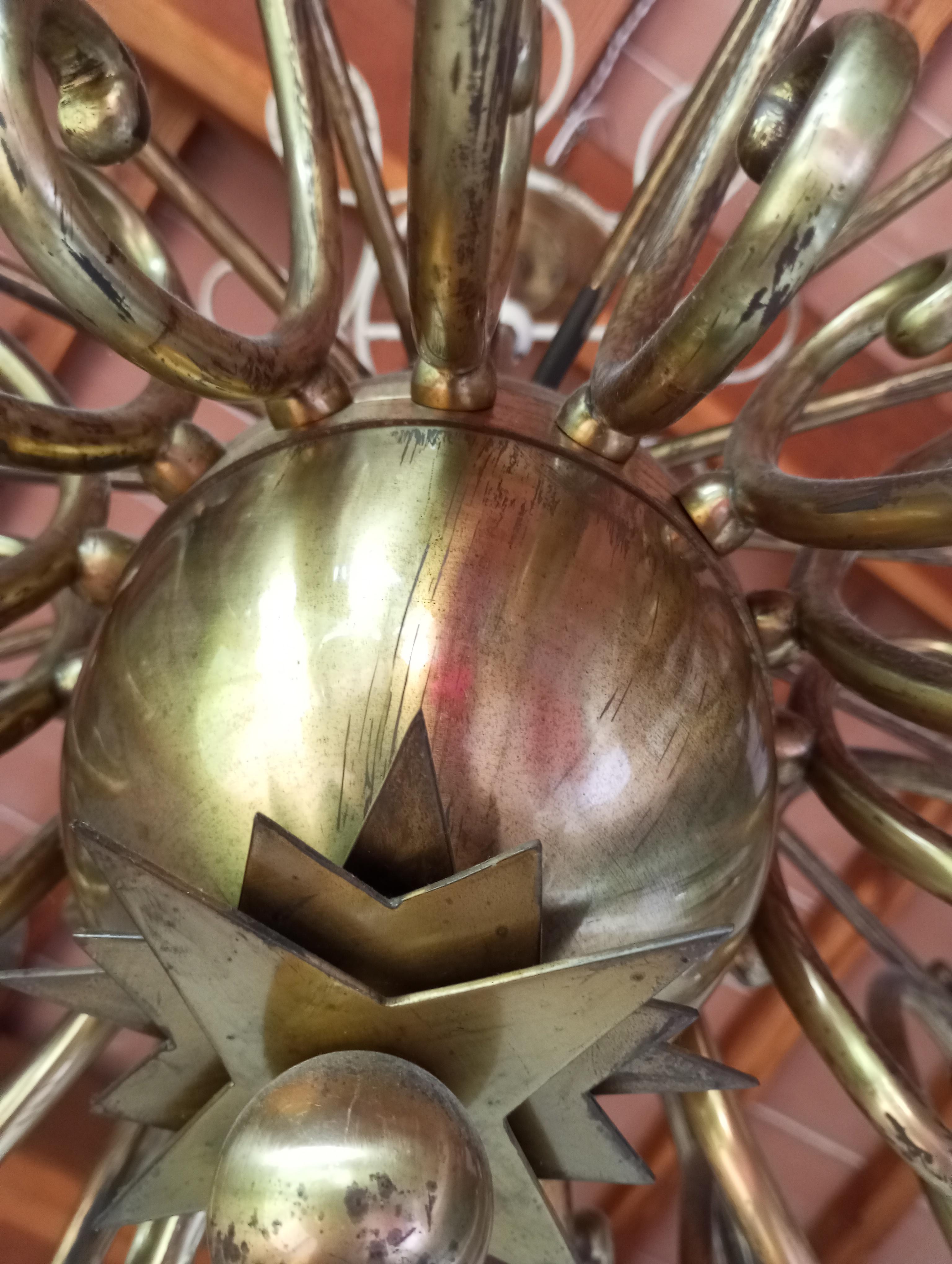 Lampadario  in ottone con  16 luci e portalampade in metallo colorato in vendita 10