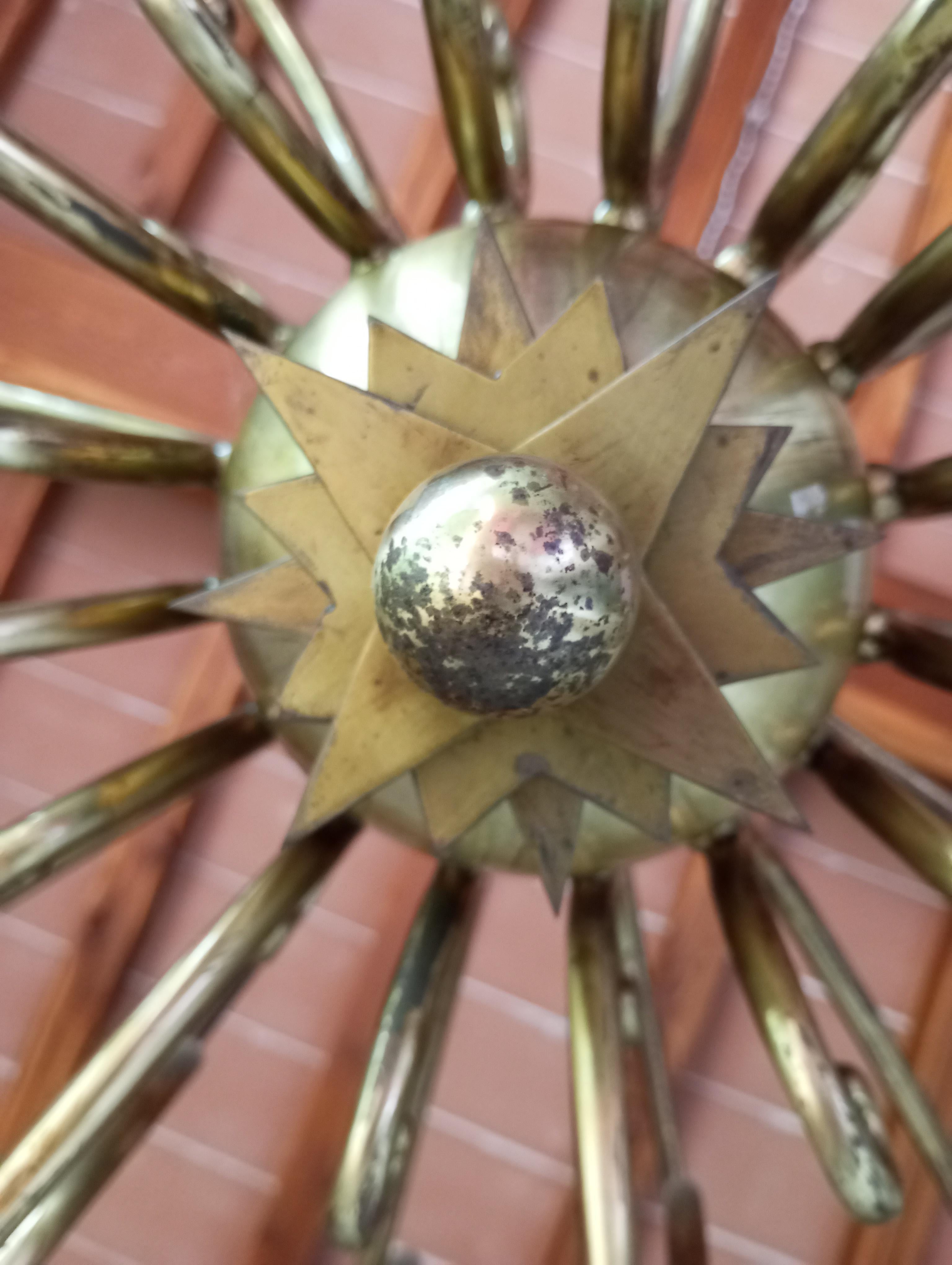 Lampadario  in ottone con  16 luci e portalampade in metallo colorato in vendita 11